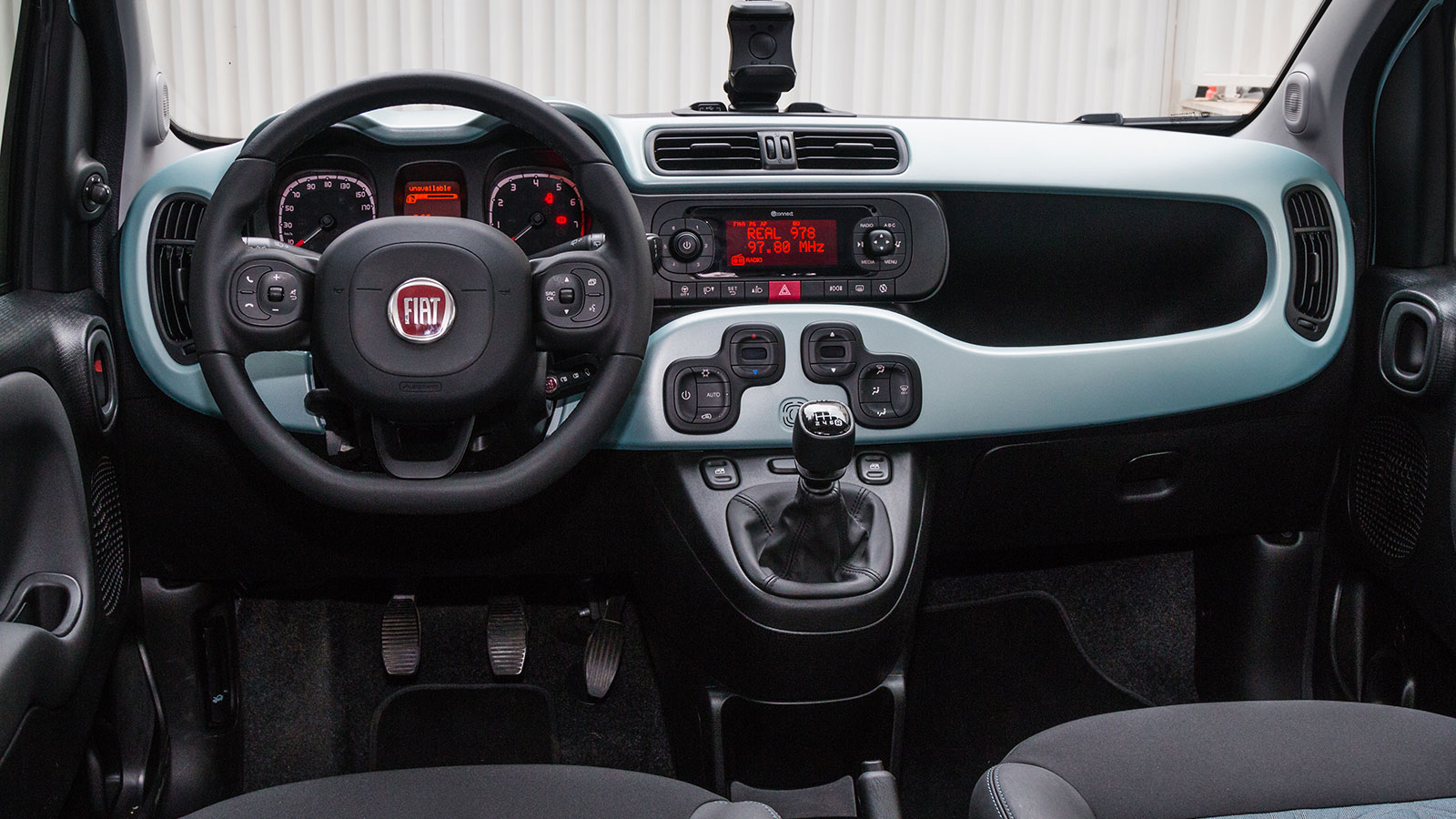 Το εσωτερικό του Fiat Panda έχει νεανικό διάκοσμο και πλούσιο εξοπλισμό ενώ προσφέρει καλούς χώρους τόσο για τους επιβάτες όσο και τις αποσκευές (225 