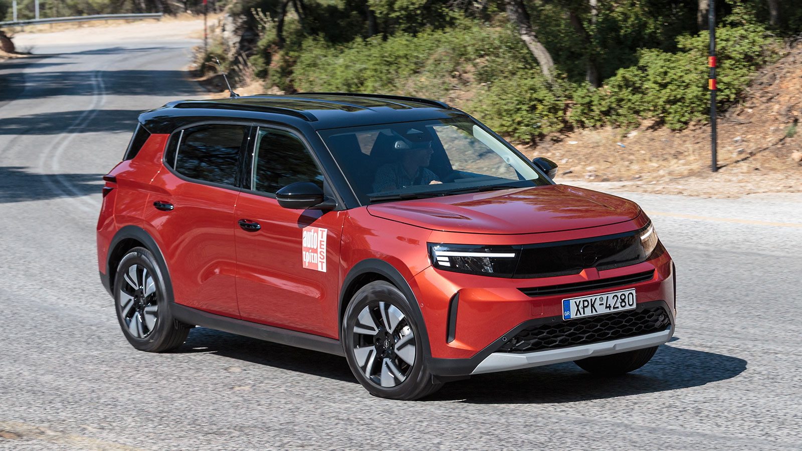 Το νέο Opel Frontera είναι διαθέσιμο με τιμές που ξεκινούν από τις 22.900 ευρώ. Είναι έτσι το πιο προσιτό οικογενειακό SUV της αγοράς που εξοπλίζεται 