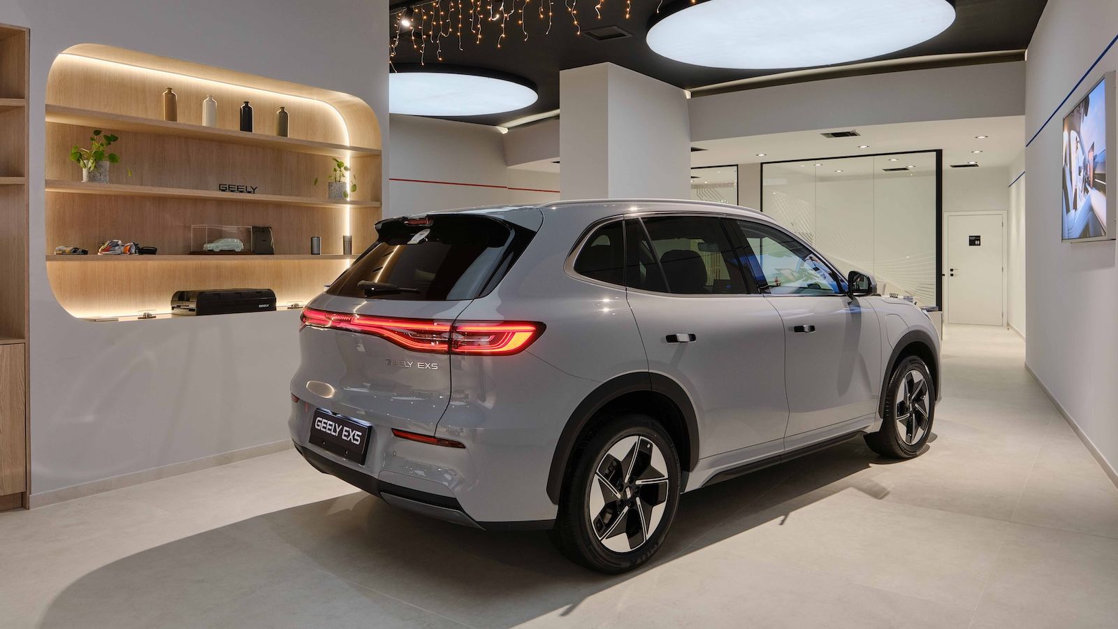 Κεντρικό ρόλο στο νέο κατάστημα έχει το Geely EX5, ένα ηλεκτρικό SUV που συνδυάζει μοντέρνο σχεδιασμό, κορυφαία τεχνολογία και υψηλή ενεργειακή απόδοσ