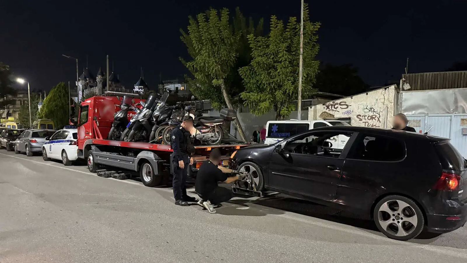 ΕΛ.ΑΣ.: Σάρωσε Πετρούπολη, Περιστέρι, Μάνδρα - Με γερανό έφυγαν 20 ΙΧ
