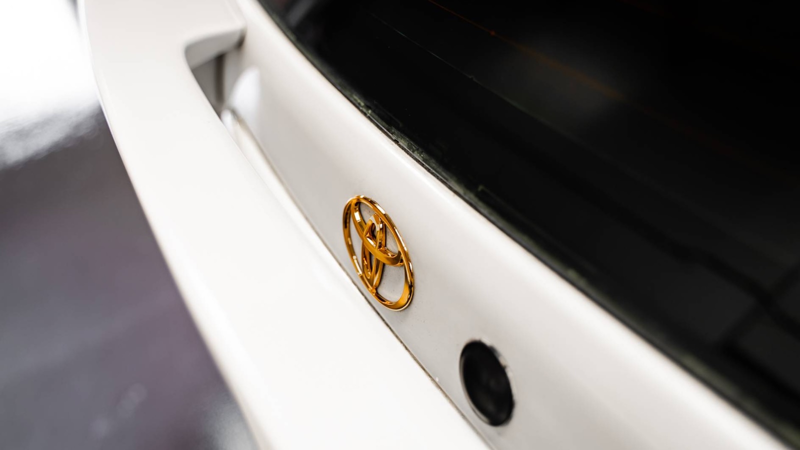 Γιατί μερικά Toyota των ‘90s είχαν… χρυσά σήματα;