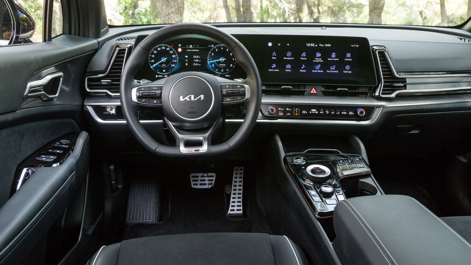 Η δεύτερη έκδοση Titanium αποτελείται από δύο οθόνες, ενιαίας διάταξης, αμφότερες με επιφάνεια 12,3 ιντσών.