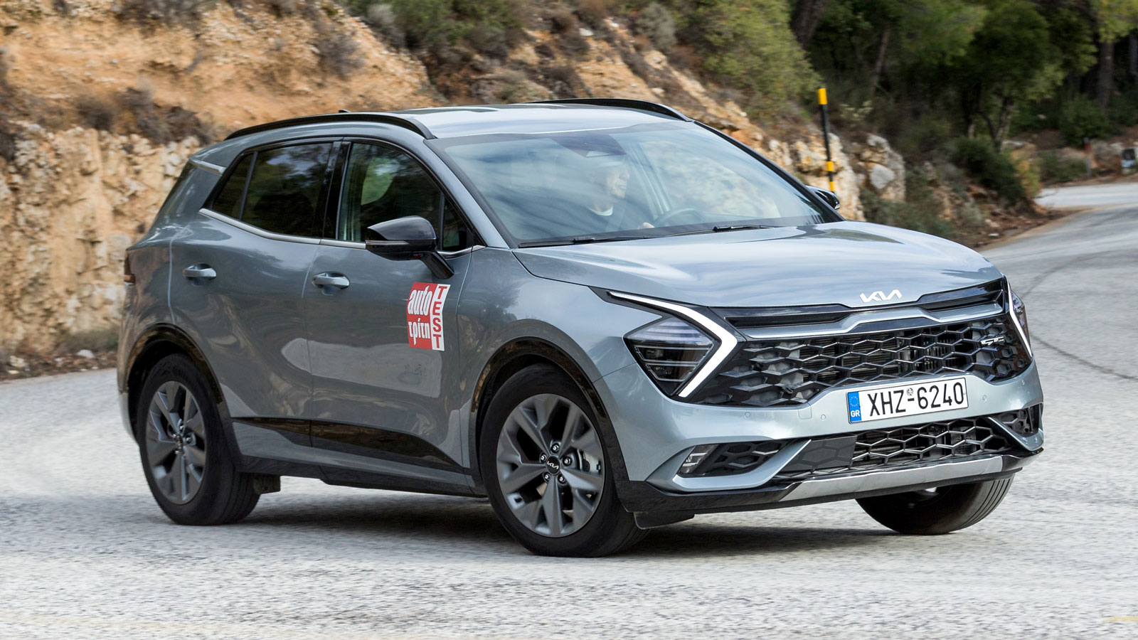 Σημαντικό πλεονέκτημα στο υβριδικό Kia Sportage είναι η λειτουργία του κιβωτίου (αυτόματο 6άρι) που δεν παρουσιάζει το βουητό που βλέπουμε σε CVT κατα