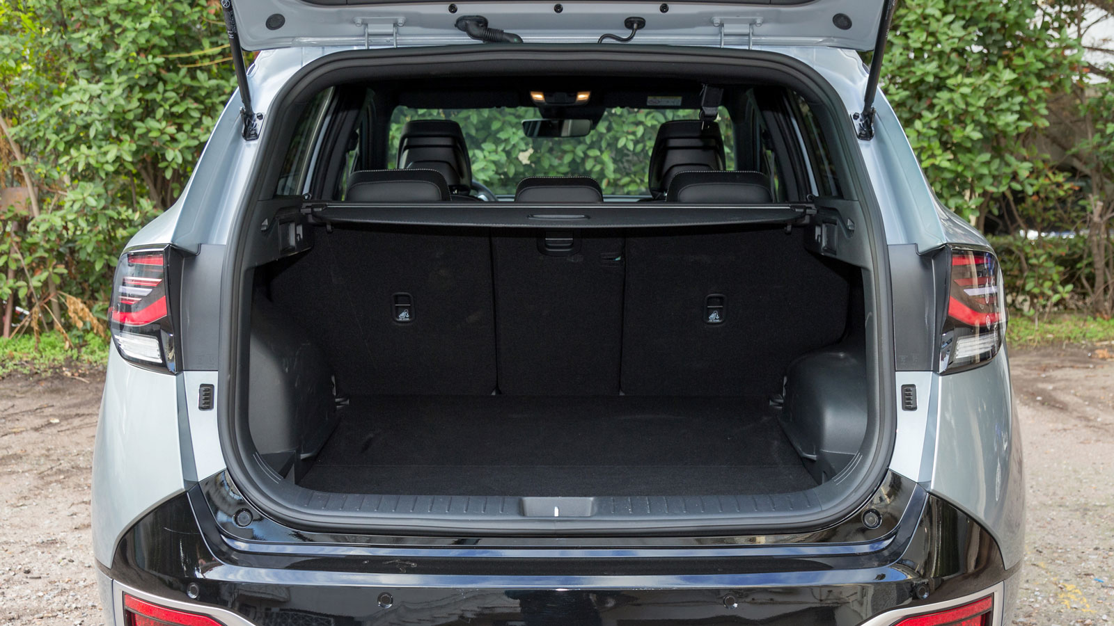 Στο υβριδικό Sportage το πορτ-μπαγκάζ φτάνει τα 587 λίτρα, νούμερο που βρίσκεται στο Top5 ολόκληρης της κατηγορίας των οικογενειακών SUV.