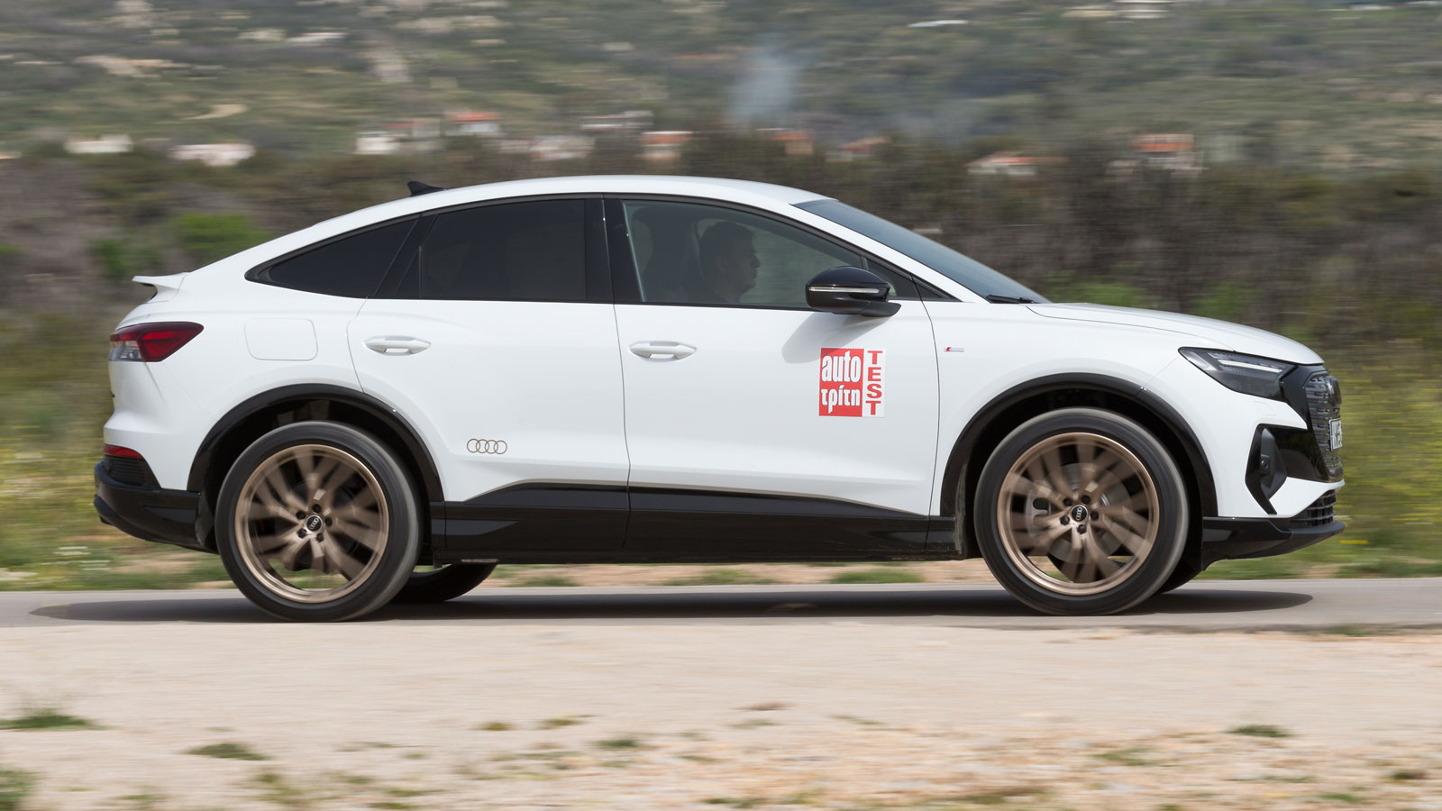 Σε καλή άσφαλτο και οδηγώντας το Audi Q4 SB e-tron 45 δεν μπορεί παρά να μείνεις εντυπωσιασμένος από την ησυχία που επικρατεί στην καμπίνα, την ποιότη