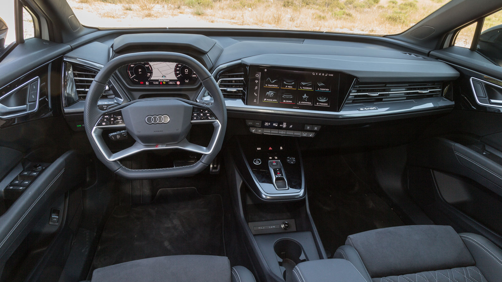 Στοιχεία που τραβούν την προσοχή στο Audi Q4 e-tron είναι o ψηφιακός και διαμορφώσιμος πίνακας οργάνων, ο οποίος εδράζεται πίσω από το ρετρομοντέρνο τ