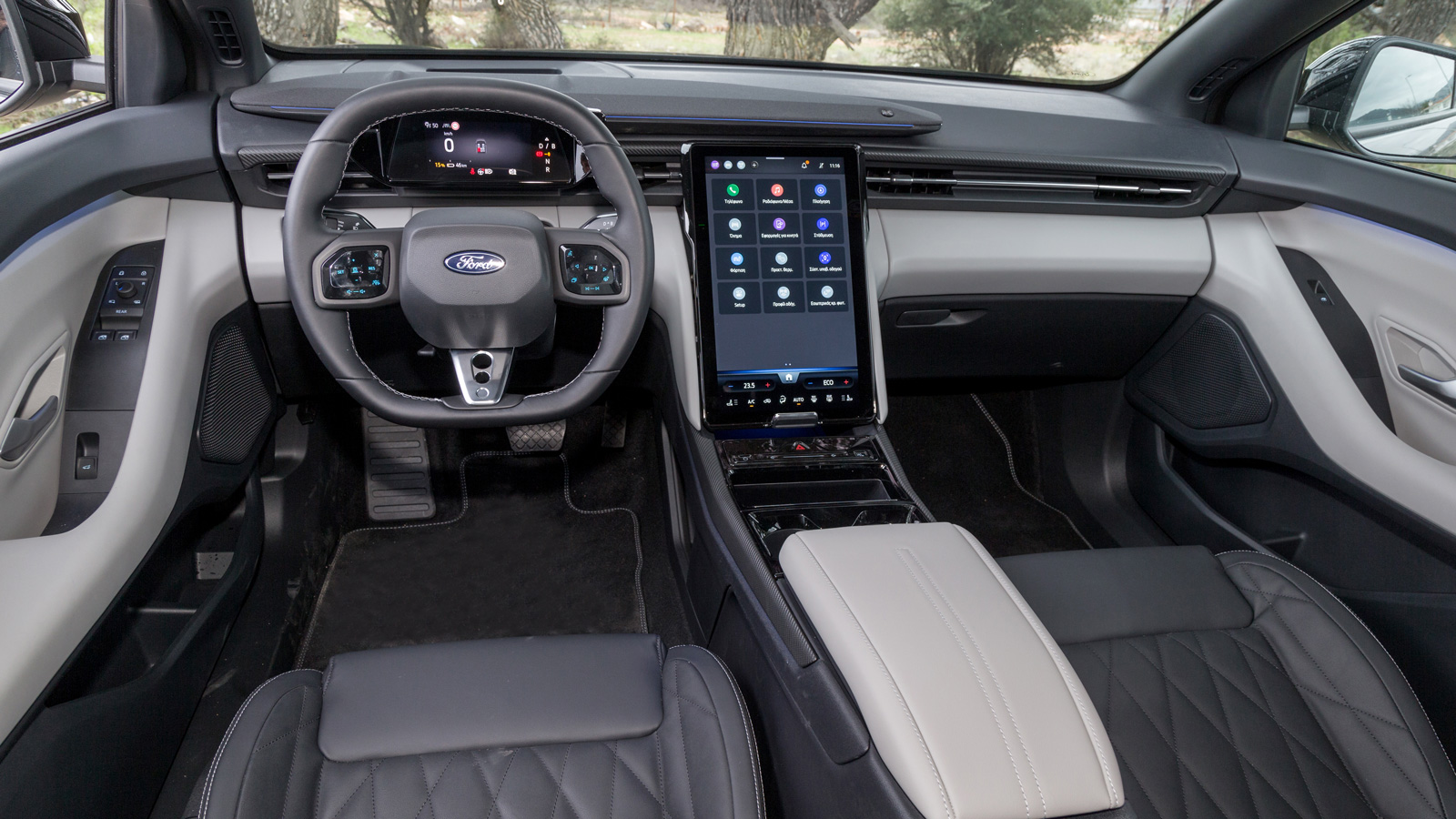 Στην καμπίνα του Ford Capri την παράσταση κλέβει η «SYNC Move» κάθετη κεντρική οθόνη των 14,6 ιντσών, που «γλιστρά» έως 30 μοίρες και αποκαλύπτει ένα 