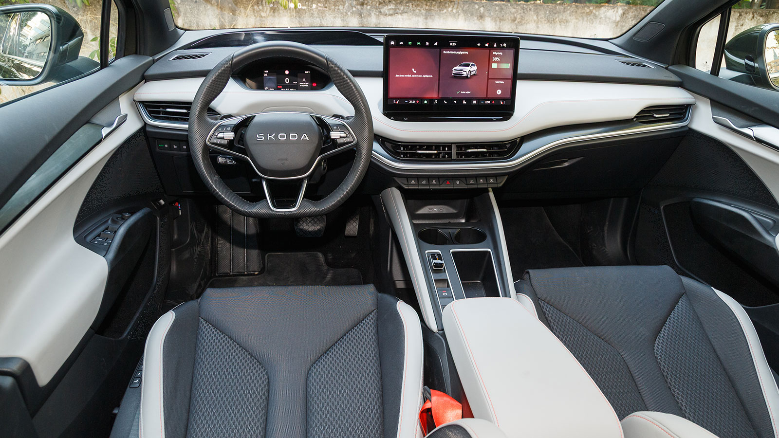 Ο διάκοσμος στην καμπίνα του Skoda Enyaq είναι λιτός και χαρακτηρίζεται από τις «καθαρές» γραµµές και τη στάνταρ τεράστια οθόνη των 13 ιντσώ