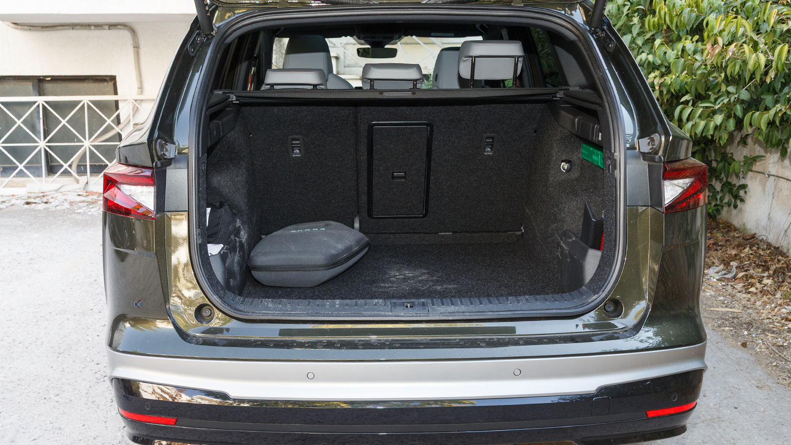 Τα +13 λίτρα στο πορτ-μπαγκάζ του Skoda Enyaq σημαίνουν ότι μπορείς να βάλεις ένα παραπάνω backpack (σύνολο 585 λτ.).