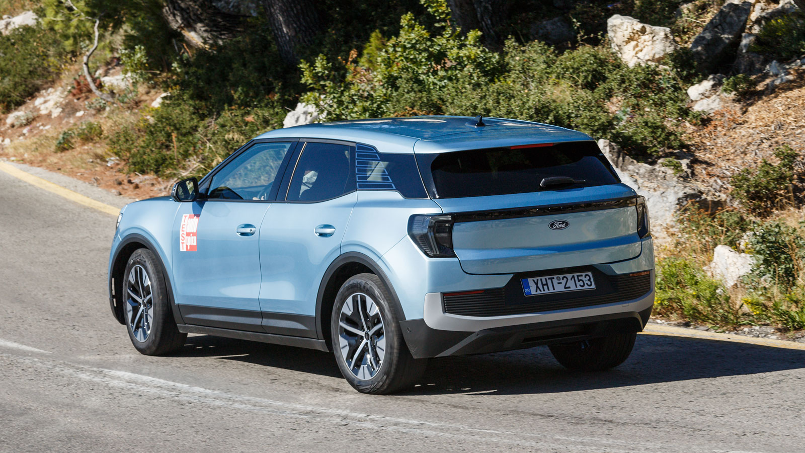 Στον επαρχιακό δρόμο, το Ford Explorer έχει τον τρόπο να κρύβει σε μεγάλο βαθμό το βάρος και τα 193 χλστ. από το έδαφος, χωρίς κλίσεις που θα τρομάξου