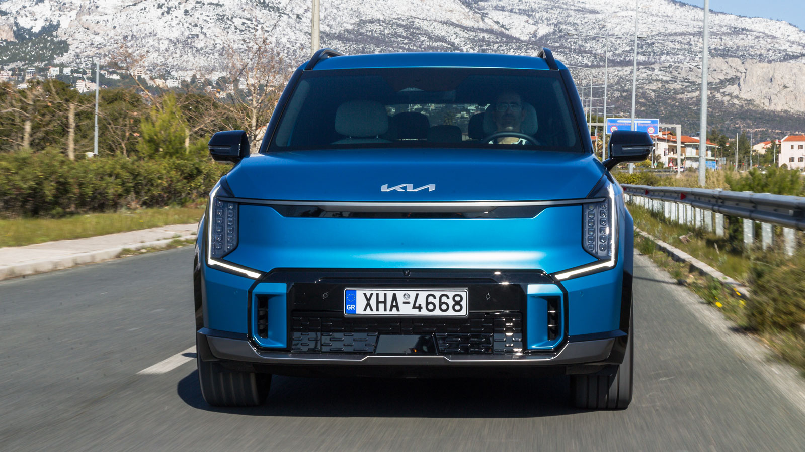 Το EV9 διαθέτει αρχιτεκτονική 800V που του επιτρέπει να ελαχιστοποιεί το χρόνο φόρτισης της μπαταρίας των 99,8 kWh (24 λεπτά το 10-80% στα 240 kW).