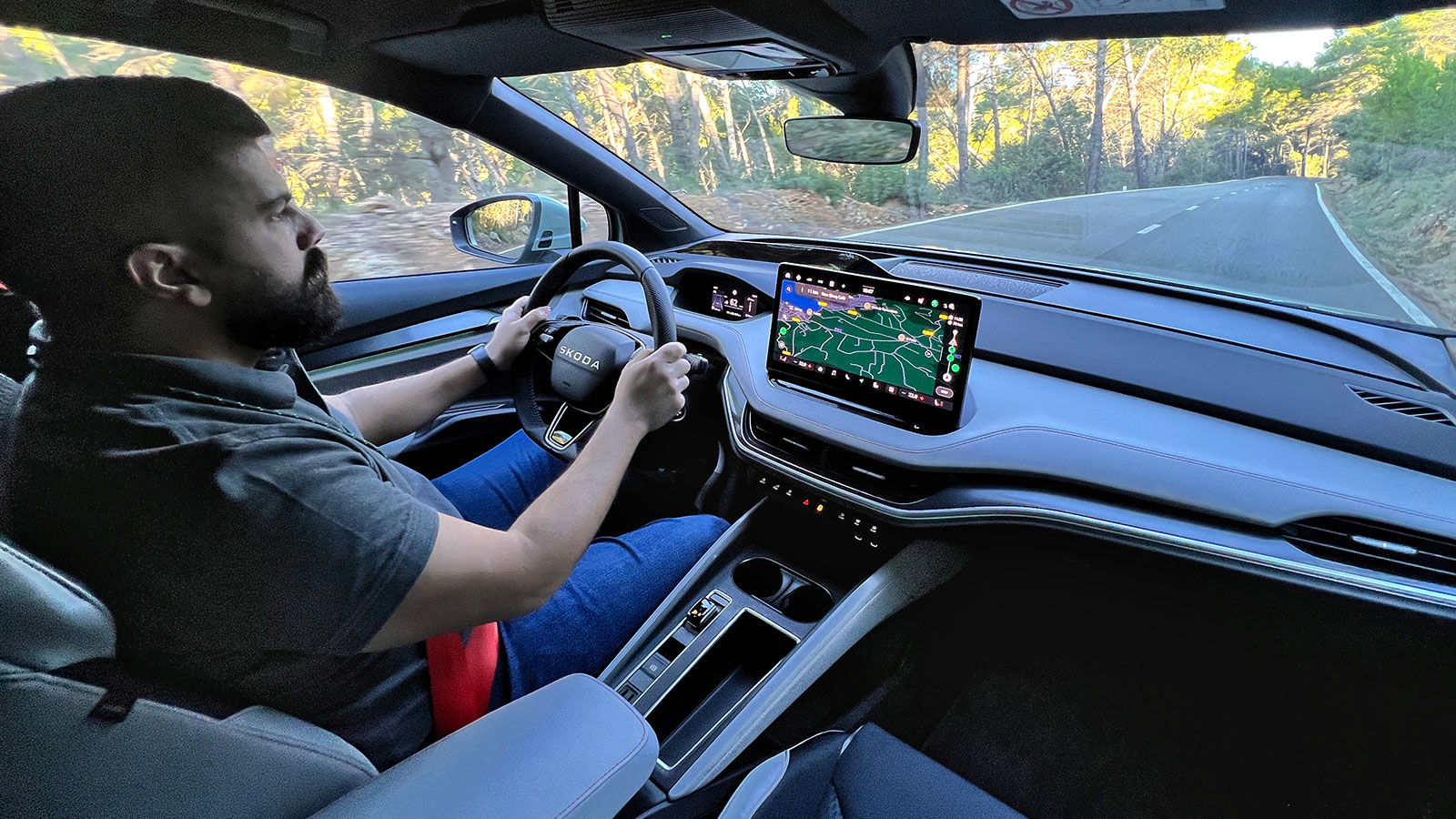 Ο βασικός εξοπλισμός του Skoda Elroq περιλαμβάνει οθόνη infotainment 13 ιντσών, ενώ στην έκδοση First Edition υπάρχει head-up οθόνη με επαυξημένη πραγ