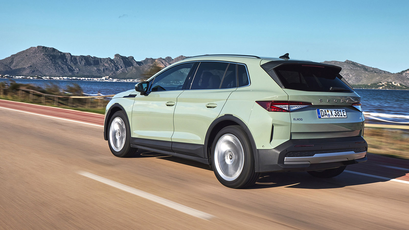 Το καλό σε αίσθηση τιμόνι του Skoda Elroq μεταφέρει χωρίς φιοριτούρες την πληροφορία στον οδηγό, ενώ αναλόγως του οδηγικού mode διαφοροποιείται και η 