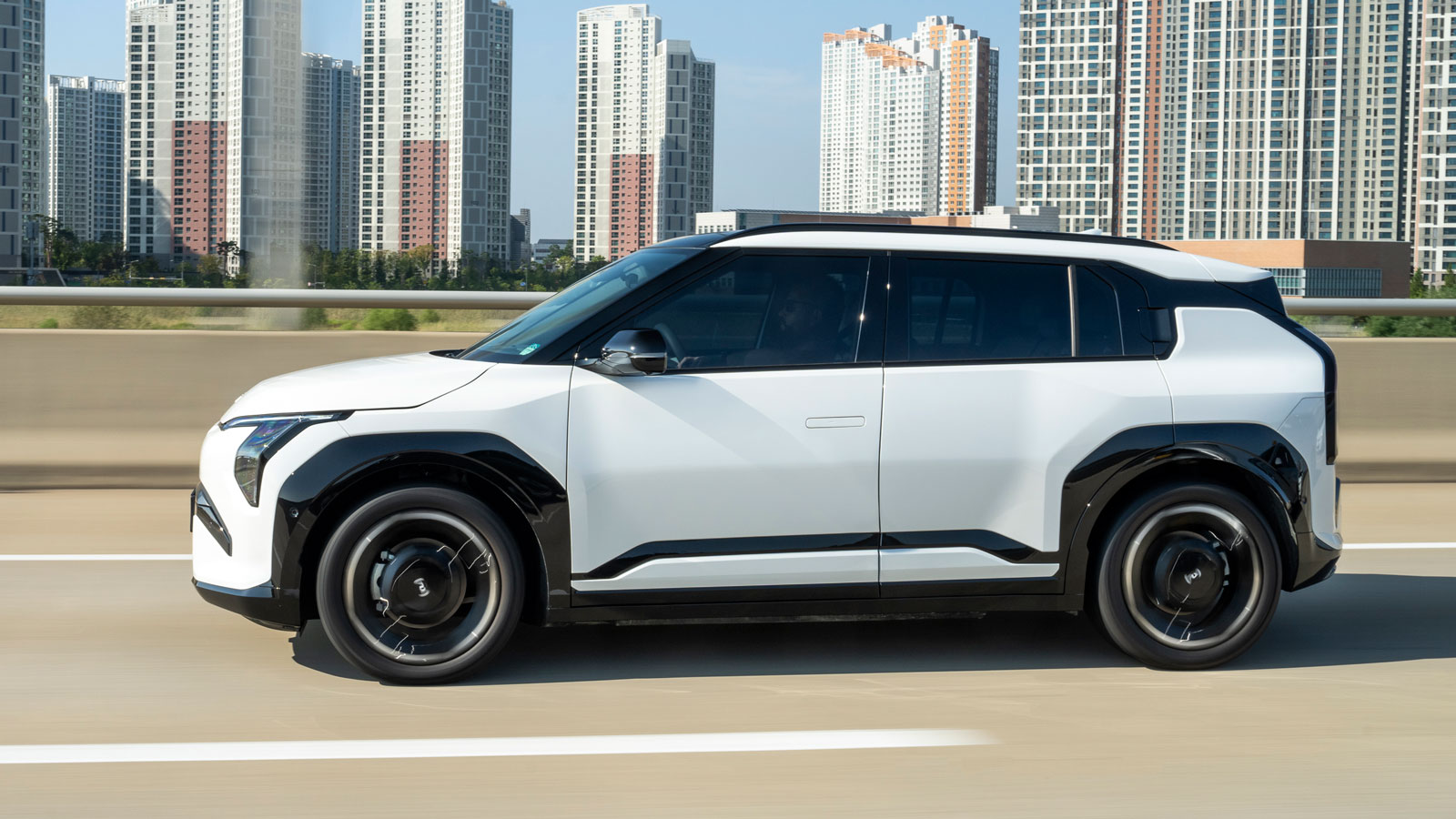 Το Kia EV3 φέρει το νέας γενιάς σύστημα αναγεννητικής πέδησης i-Pedal 3.0, μέσω του οποίου ο οδηγός μπορεί να ρυθμίζει το επίπεδο ανάκτησης ενέργειας,