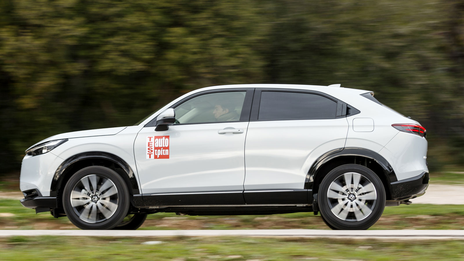Το Honda HR-V e:HEV έχει σε μεγάλο βαθμό ηλεκτρική λειτουργία: ο βενζινοκινητήρας λειτουργεί ως γεννήτρια για ένα ηλεκτρομοτέρ το οποίο συνδέεται με τ