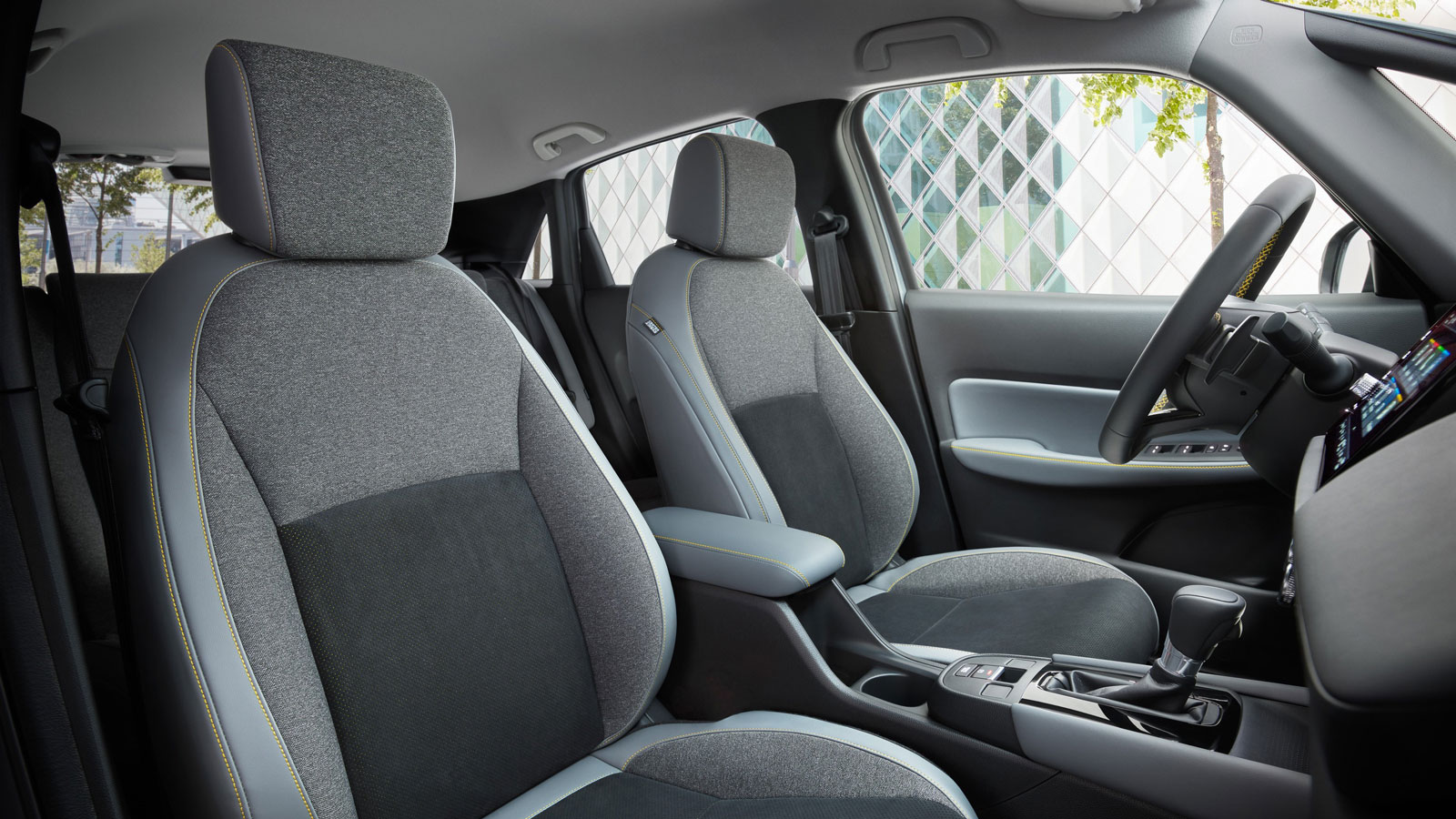 Οι θήκες στις πλάτες των εμπρός καθισμάτων και η παρουσία κεντρικής κονσόλας με υποβραχιόνιο από τη βασική έκδοση Elegance είναι στοιχείο που δύσκολα 