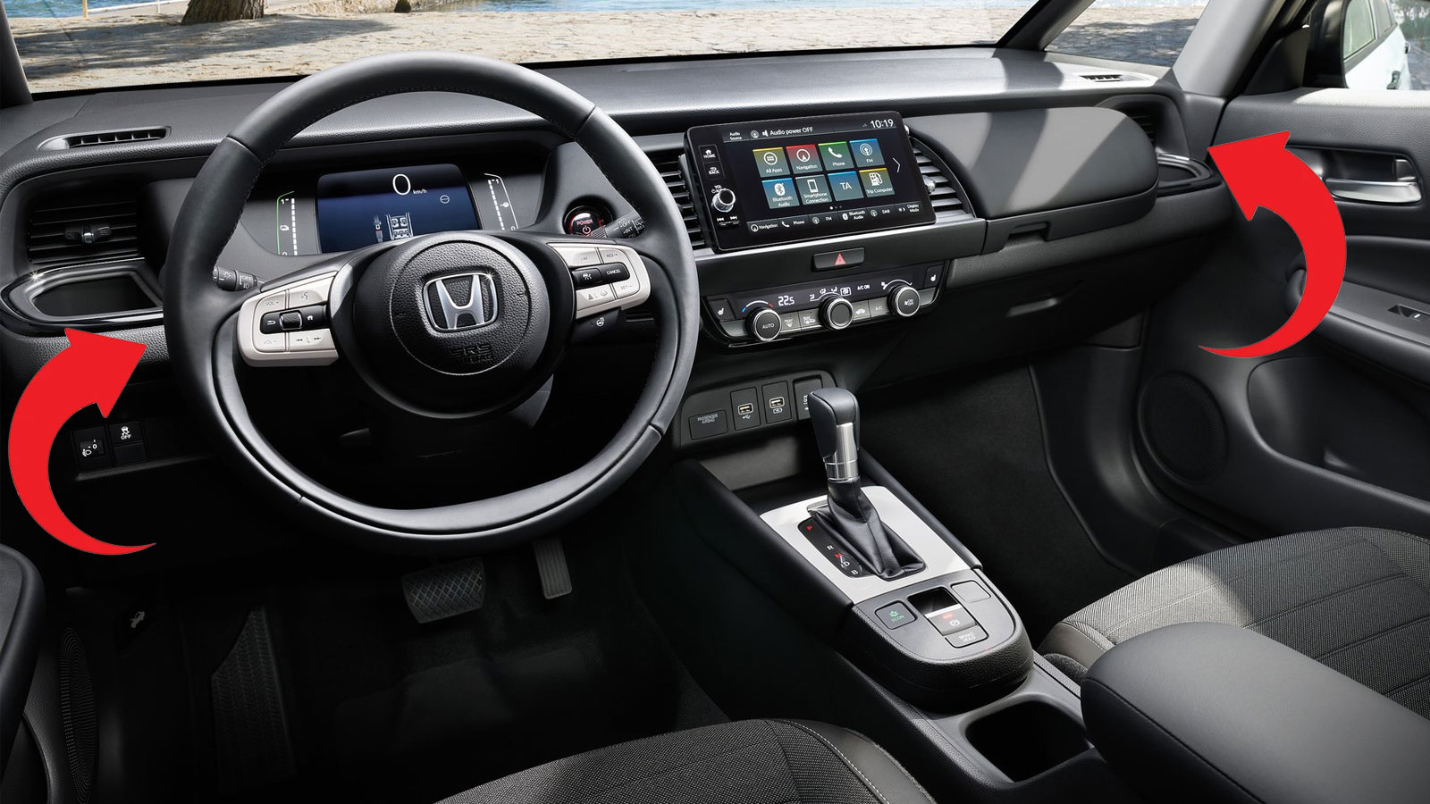 Το Honda Jazz e:HEV είναι μοναδικό αυτοκίνητο που έχει ποτηροθήκες στις άκρες του ταμπλό, μπροστά από τους αεραγωγούς.