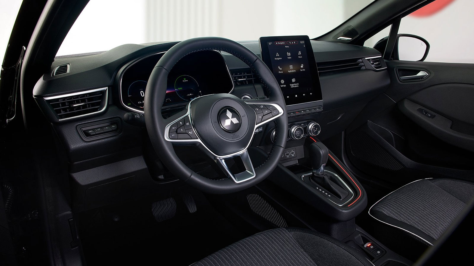 Στο καλοφτιαγμένο εσωτερικό των Clio και Colt ο στάνταρ εξοπλισμός αποτελεί από δύο οθόνες 7 ιντσών, ενώ σε πιο πλούσιες εκδόσεις θα δούμε touchscreen