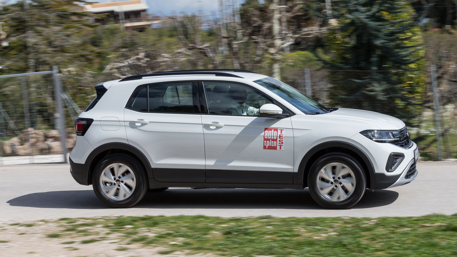 Με την τεχνολογία e-Pedal στο υβριδικό Nissan Juke μπορείς να επιταχύνεις και να επιβραδύνεις απλώς και μόνο αφήνοντας το γκάζι (σε ταχύτητες άνω των 