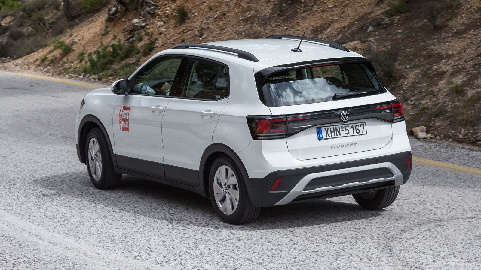 Όσο και να ψάξεις σπορτίφ στοιχεία δε θα βρεις, ωστόσο το T-Cross χάρη και στο πλήρες ηλεκτρονικό οπλοστάσιό του αποδεικνύεται περισσότερο από αποτελε