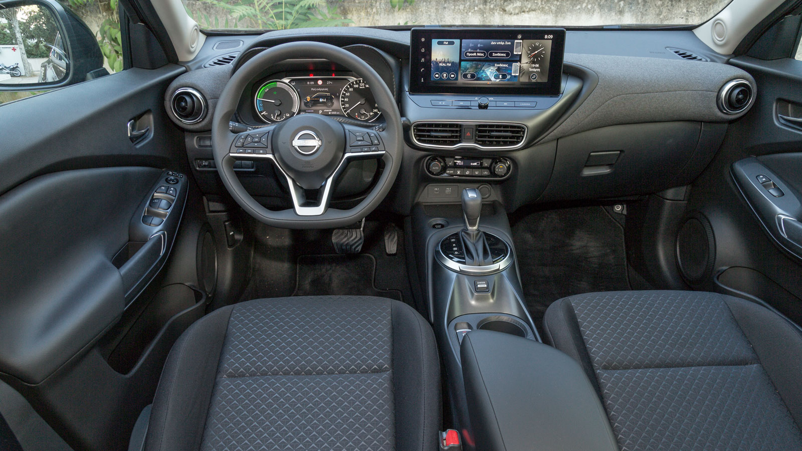 Στην digital καμπίνα του Nissan Juke ξεχωρίζει η ιδιαίτερη σχεδιαστικά κεντρική κονσόλα, που θυμίζει ρεζερβουάρ μοτοσικλέτας.