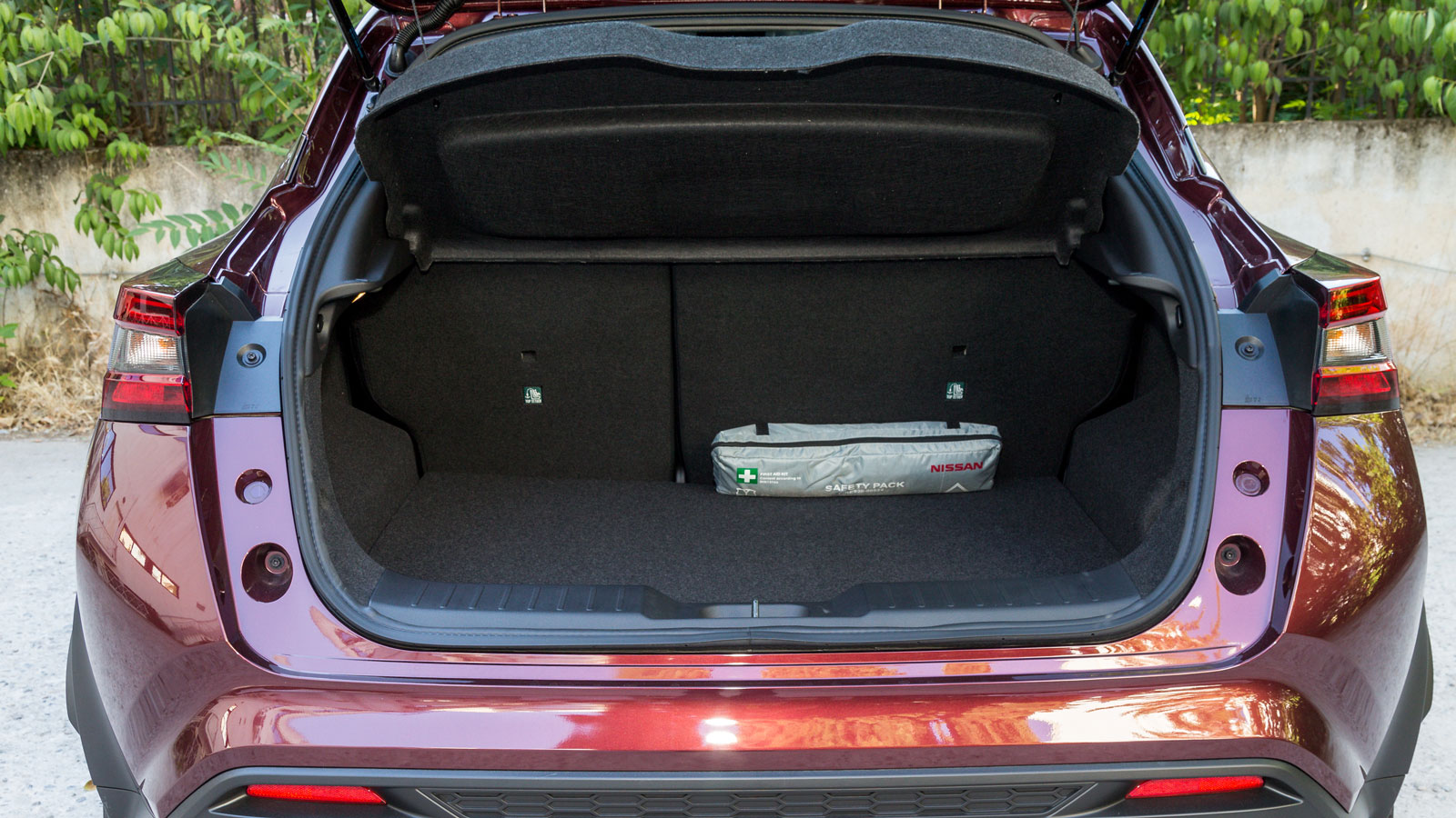 Η τοποθέτηση της μπαταρίας του υβριδικού συστήματος περιορίζει το χώρο αποσκευών του Nissan Juke στα 322 λίτρα.