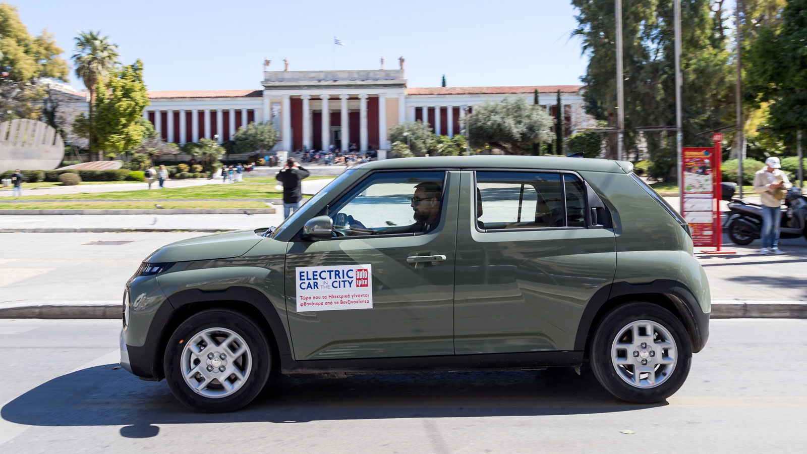 Επιλέγοντας τη μέγιστη βαθμίδα ανάκτησης ενέργειας «One-Pedal» ο οδηγός απλά αφήνει το γκάζι και το Hyundai Inster σταματά προοδευτικά.