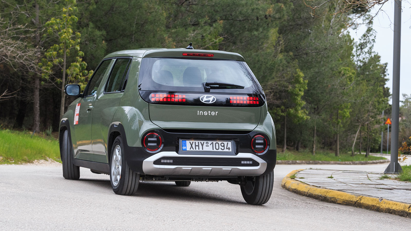 Η ανάρτηση του Inster είναι σχετικά μαλακή λειαίνοντας τις ανωμαλίες για μεγαλύτερη άνεση, την ώρα που η πλήρης σουίτα συστημάτων υποβοήθησης Hyundai 