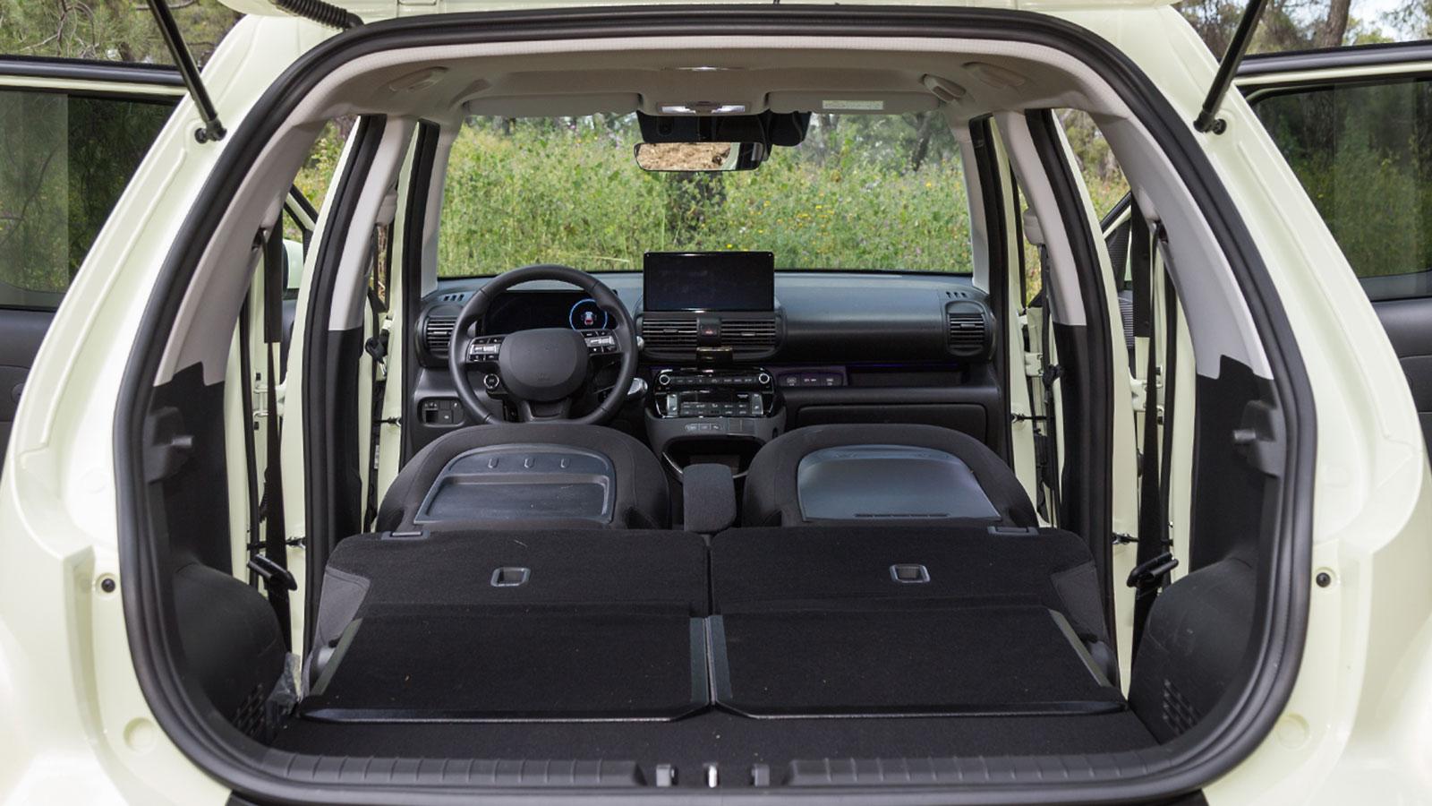 Στις εκδόσεις Distinctive και Cross τα πίσω καθίσματα είναι συρόμενα κατά 16 εκ., αλλά και ανακλινόμενα έως και 39 μοίρες, για πρόσθετη άνεση ή αυξημέ