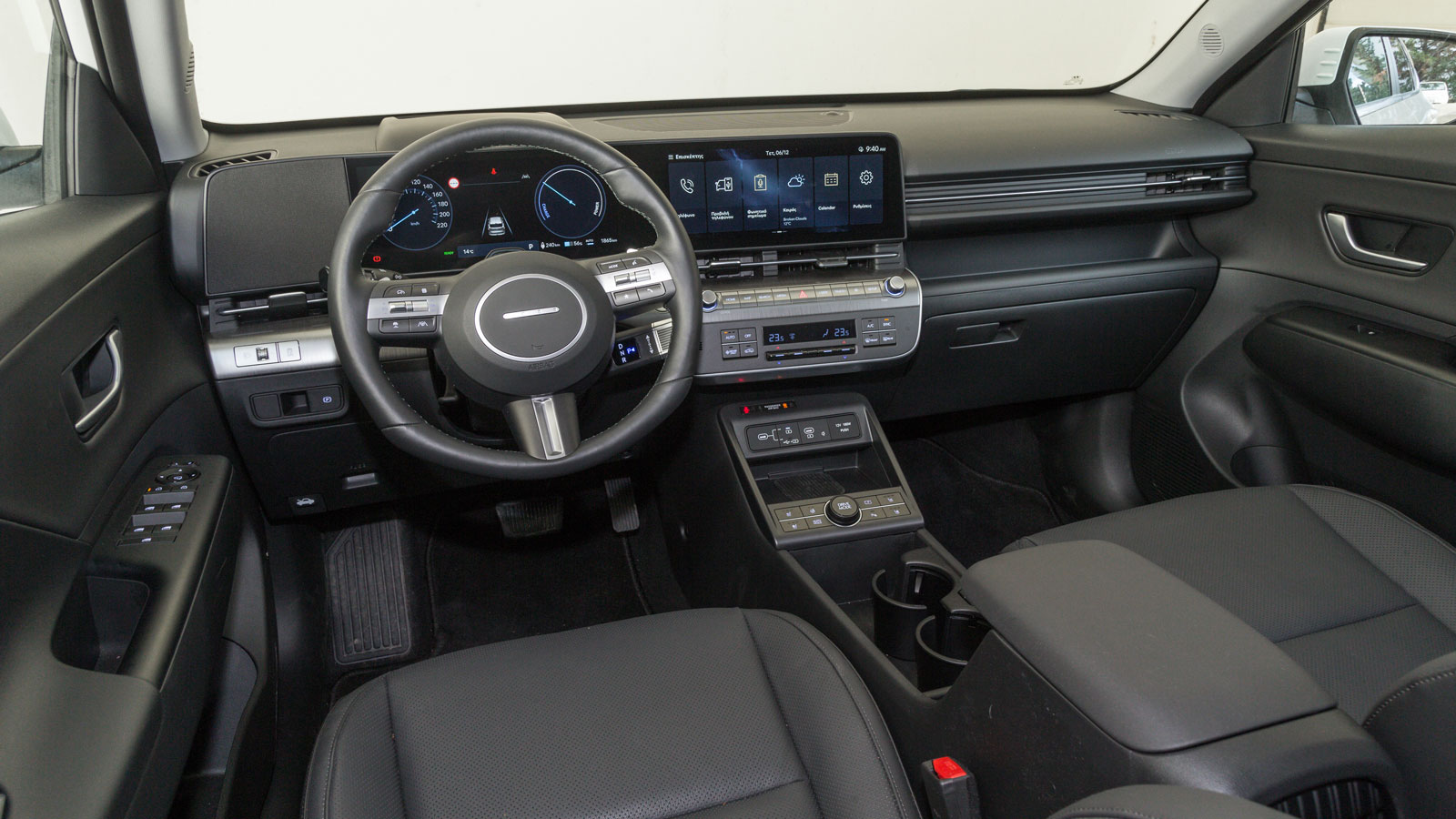 H καμπίνα του Hyundai Kona Electric είναι αρκετά φαντεζί, με τις δύο οθόνες των 12,3 ιντσών να ενώνονται στο «αιωρούμενο» οριζόντιο ταμπλό.