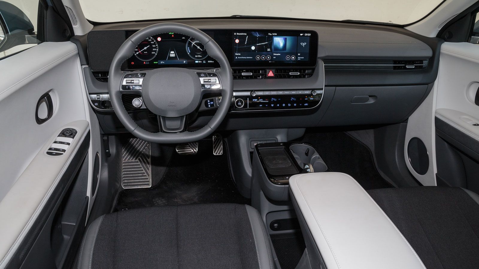 Ο στάνταρ εξοπλισμός του Hyundai Ioniq 5 φέρει δύο οθόνες 12,3 ιντσών, τοποθετημένες σε ενιαία διάταξη, με εκείνη του infotainment να υποστηρίζει ασύρ