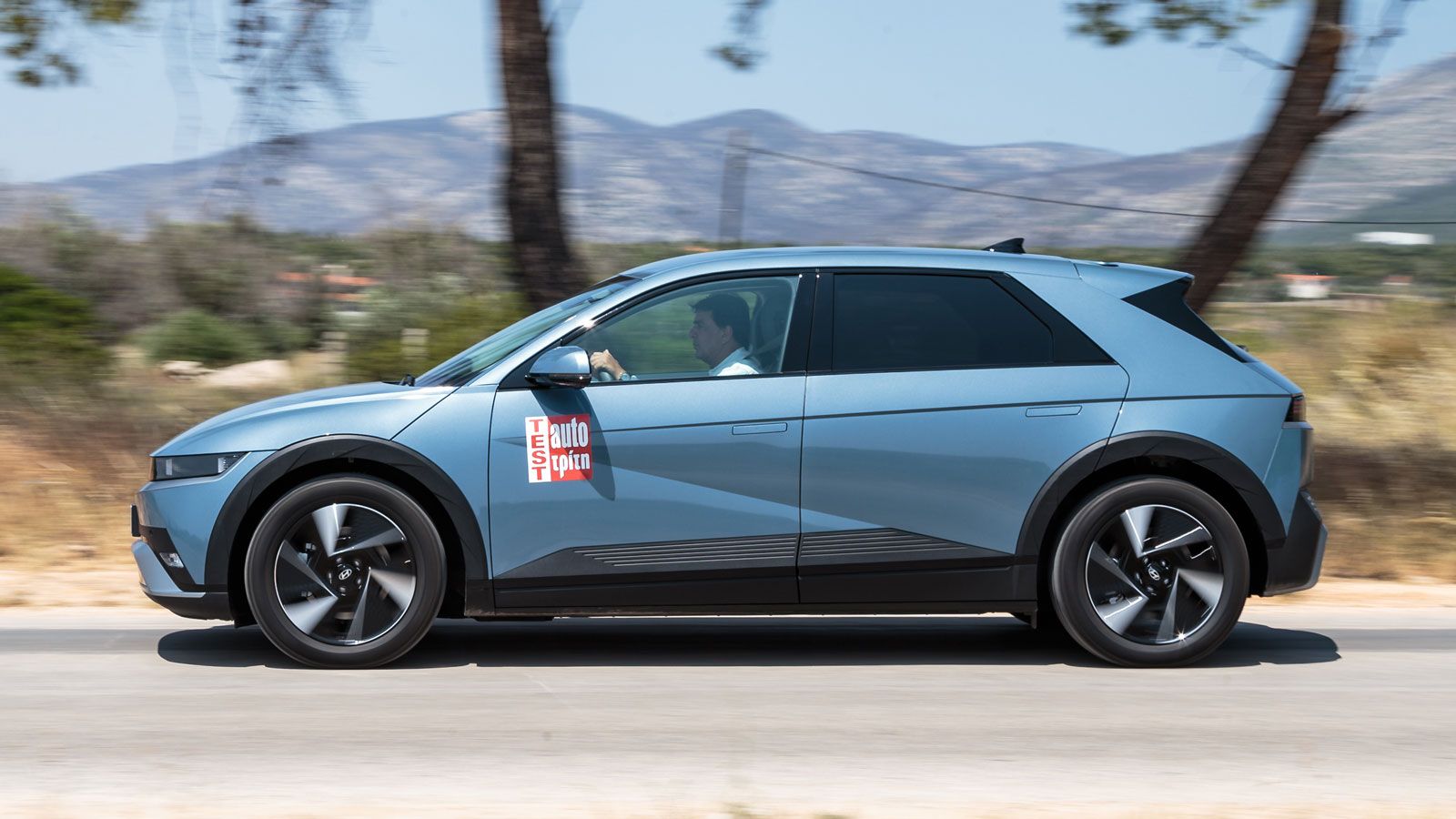 Με το πρόγραμμα «i-Pedal» του Hyundai Ioniq 5 υπάρχει δυνατότητα κίνησης με ελάχιστη χρήση του πεντάλ φρένου, κάνοντας την ίδια στιγμή την μέγιστη δυν