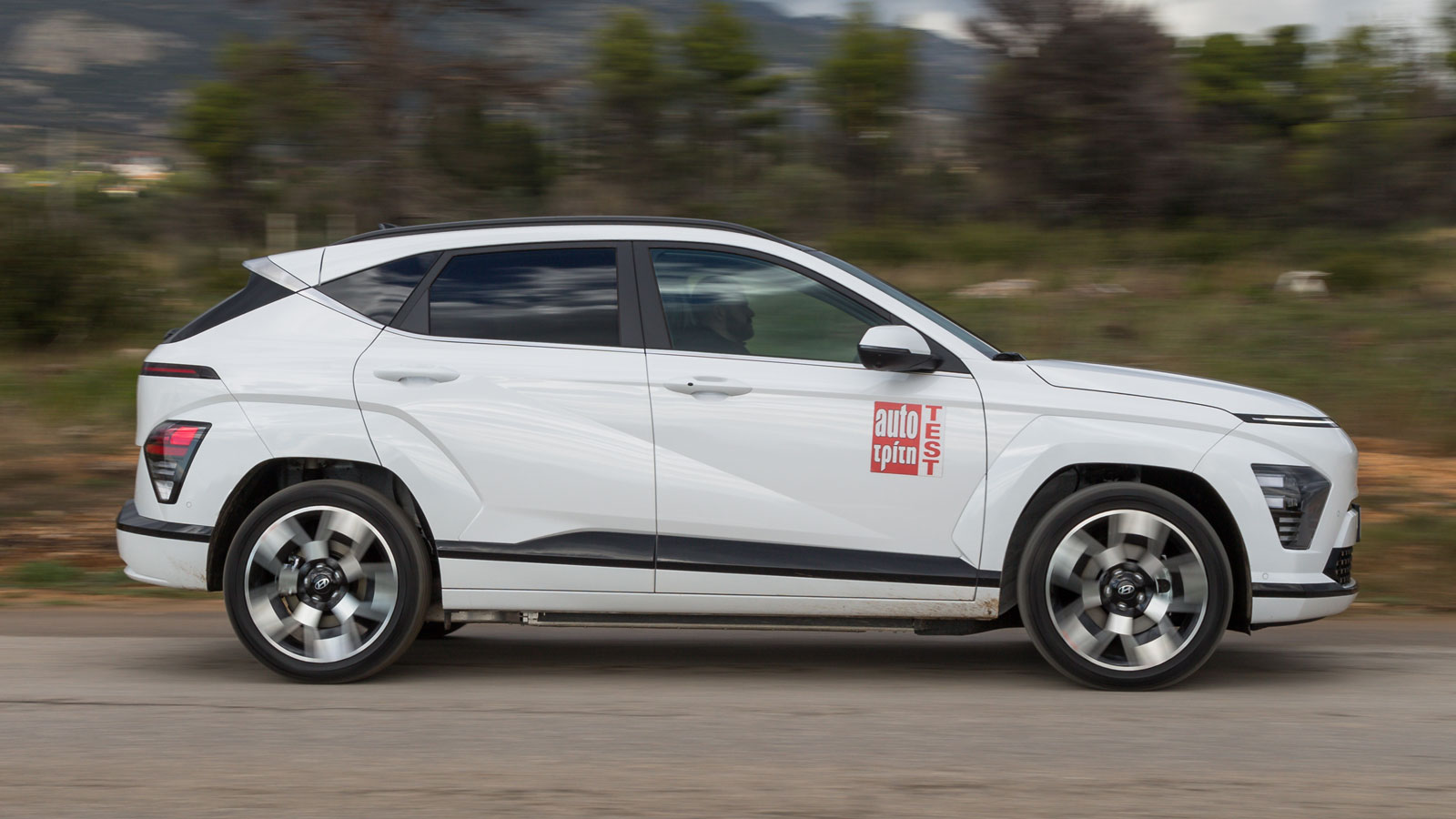 Καλή τιμή για οικογενειακό SUV έχει το Kona Electric των 156 ίππων (μπαταρία 48 kWh - από 31.990 ευρώ.