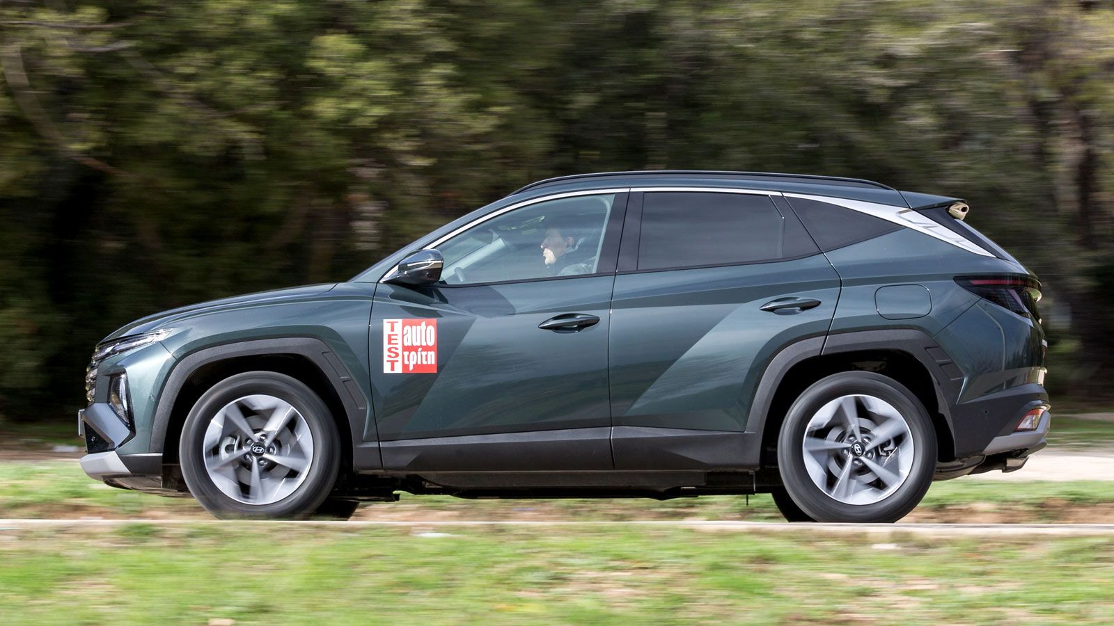 Πέραν της οικονομίας καυσίμου το Hyundai Tucson έχει πολύ ποιοτική κύλιση στο δρόμο, με το αυτόματο κιβώτιο 6AT να μην παράγει το ενοχλητικό βουητό άλ