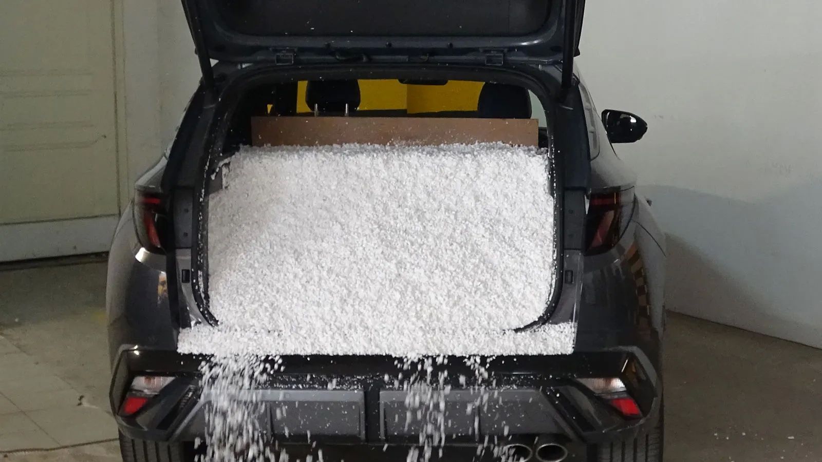 Στην περίπτωση του Tucson μετρήσαμε 544 λίτρα του ειδικού υλικού, που σημαίνει ότι στο πορτ-μπαγκάζ του Hyundai Tucson  χωράνε 3 μεγάλες βαλίτσες 100 