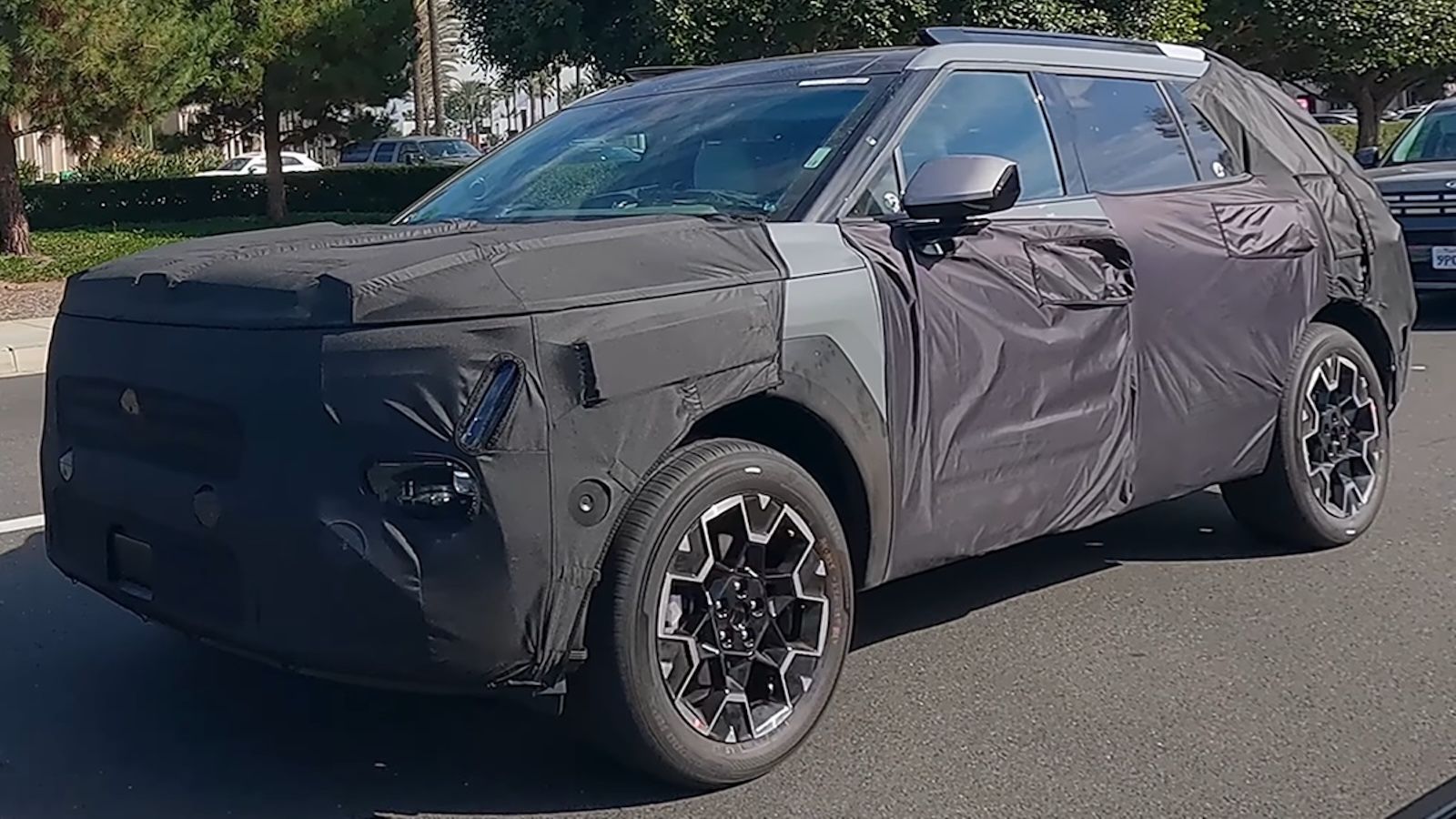 Hyundai Tucson - quorter-side