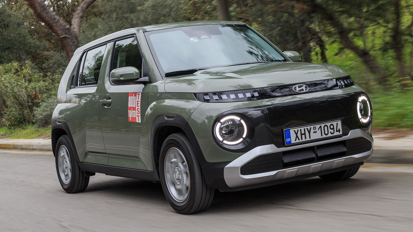 Το Inster είναι μίνι αλλά έχει μεγάλη μπαταρία (49 kWh) και με χαμηλή τιμή μέση κατανάλωσης, χρειάζεται φόρτιση 3 φορές το μήνα ή κάθε 9 ημέρες.