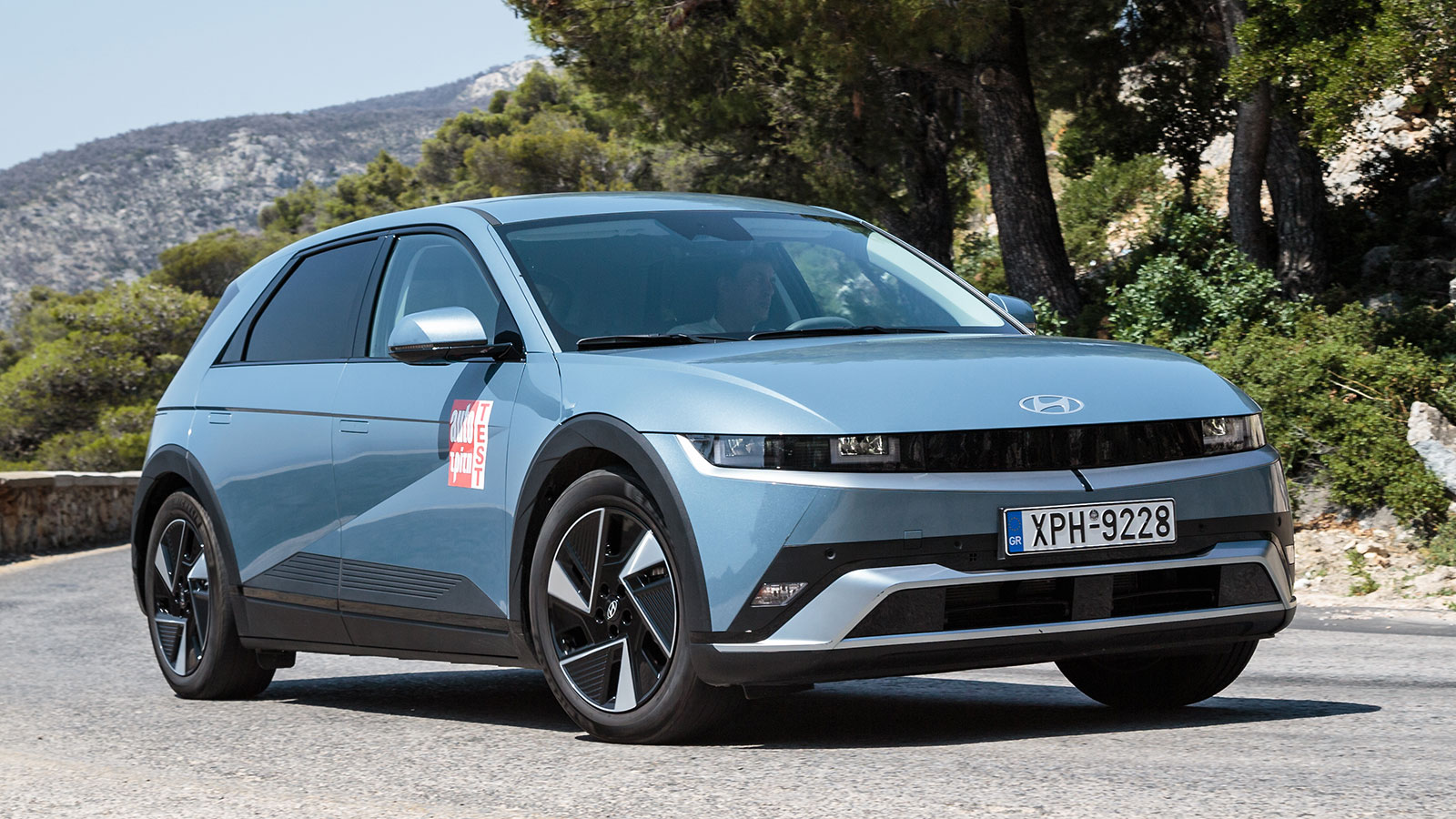 Η ανανέωση του Ioniq 5 αύξησε την ωφέλιμη χωρητικότητά της μπαταρίας του στις 80 kWh, προσδίδοντάς του αυτονομία της τάξης των 476 χλμ. και υποχρεώνον