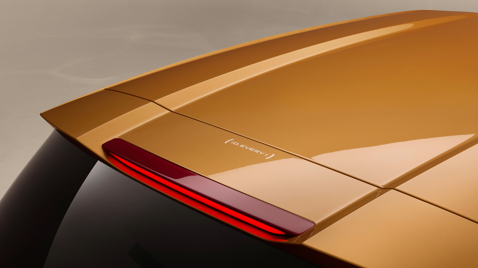 Yπάρχουν και αρκετά δυναμικά στοιχεία στη σχεδίαση, όπως τα φουσκωμένα φτερά, οι μεγάλοι προφυλαχτήρες και η αεροτομή πίσω, αν και αυτά καθώς δύσκολα 