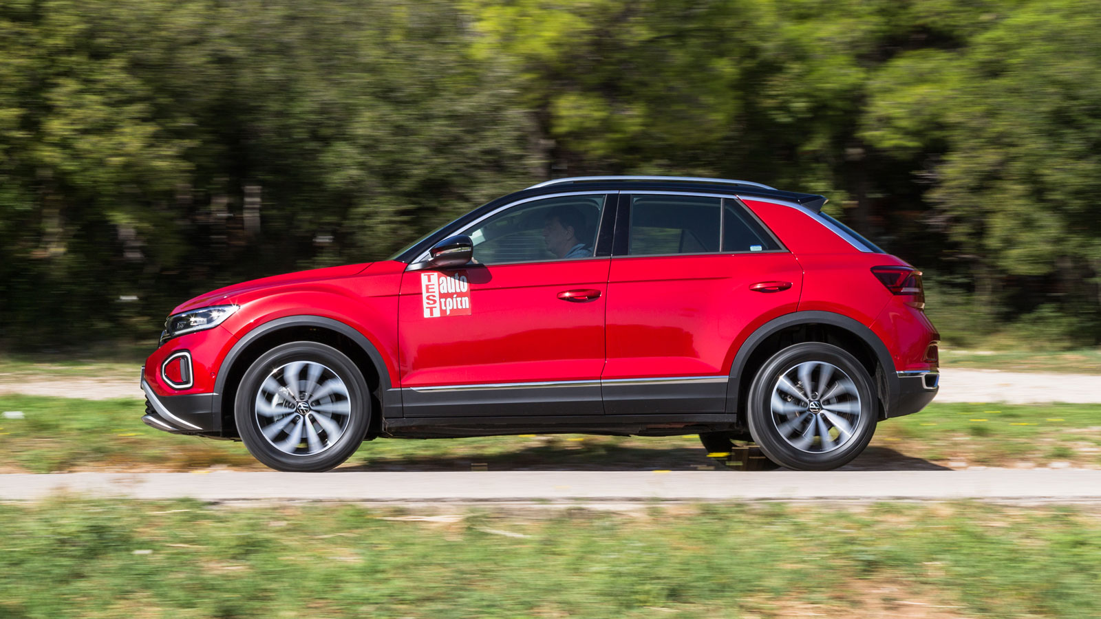 Το σύνολο του Volkswagen T-Roc διακρίνεται για την ελαστικότητα και την γραμμική λειτουργία μέχρι τις υψηλές στροφές περιστροφής, αν και κάτω από τις 