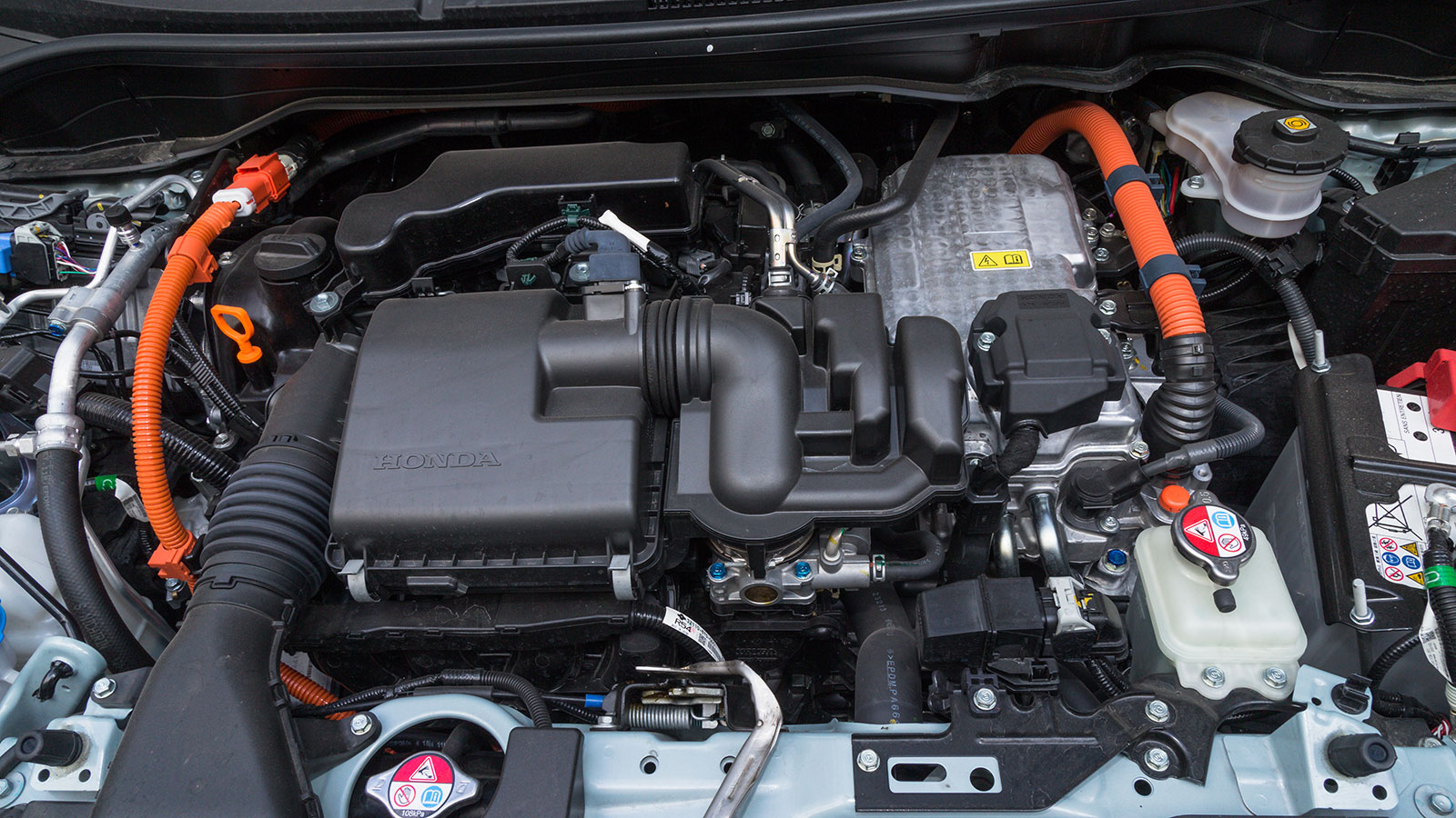 Το υβριδικό σύστημα του Honda Jazz Crosstar, το κινεί σβέλτα αλλά κυρίως οικονομικά. Στην πόλη ειδικά χρειάζεται μόλις 4,4 λτ./100 χλμ., ενώ σε μεικτή