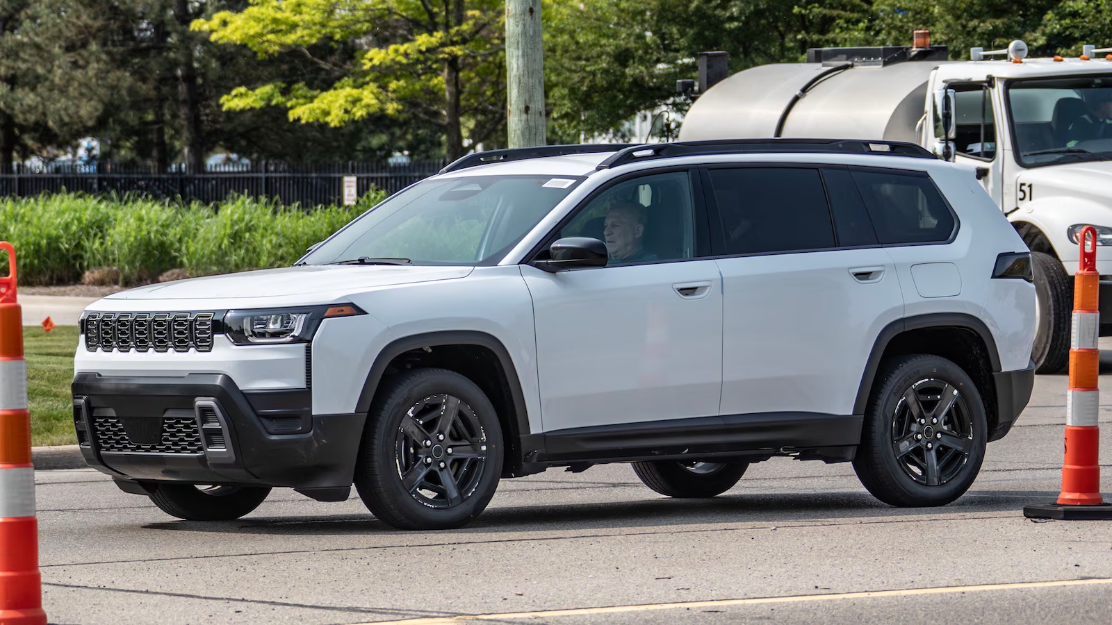 Διέρρευσε το νέο Jeep Cherokee: Εξωτερικό xωρίς καμουφλάζ & πλήρες εσωτερικό