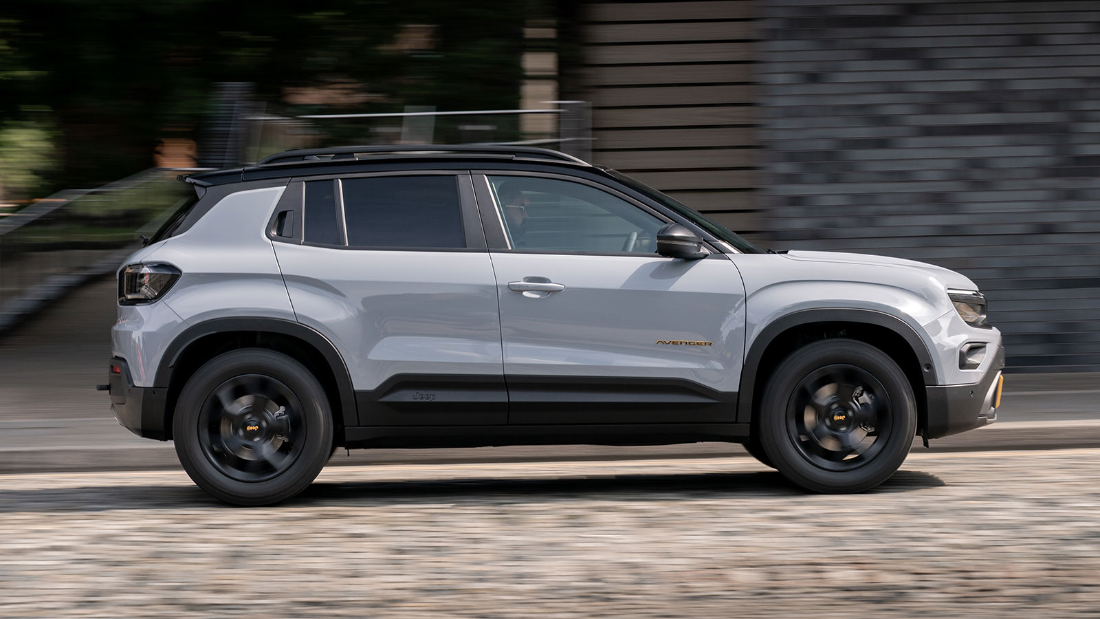 Ο ήπια υβριδικός κινητήρας του Jeep Avenger στην έκδοση 4xe είναι πιο ισχυρός και εκτός από τις πολύ καλύτερες επιδόσεις του, έχει την ίδια μέση τιμή 