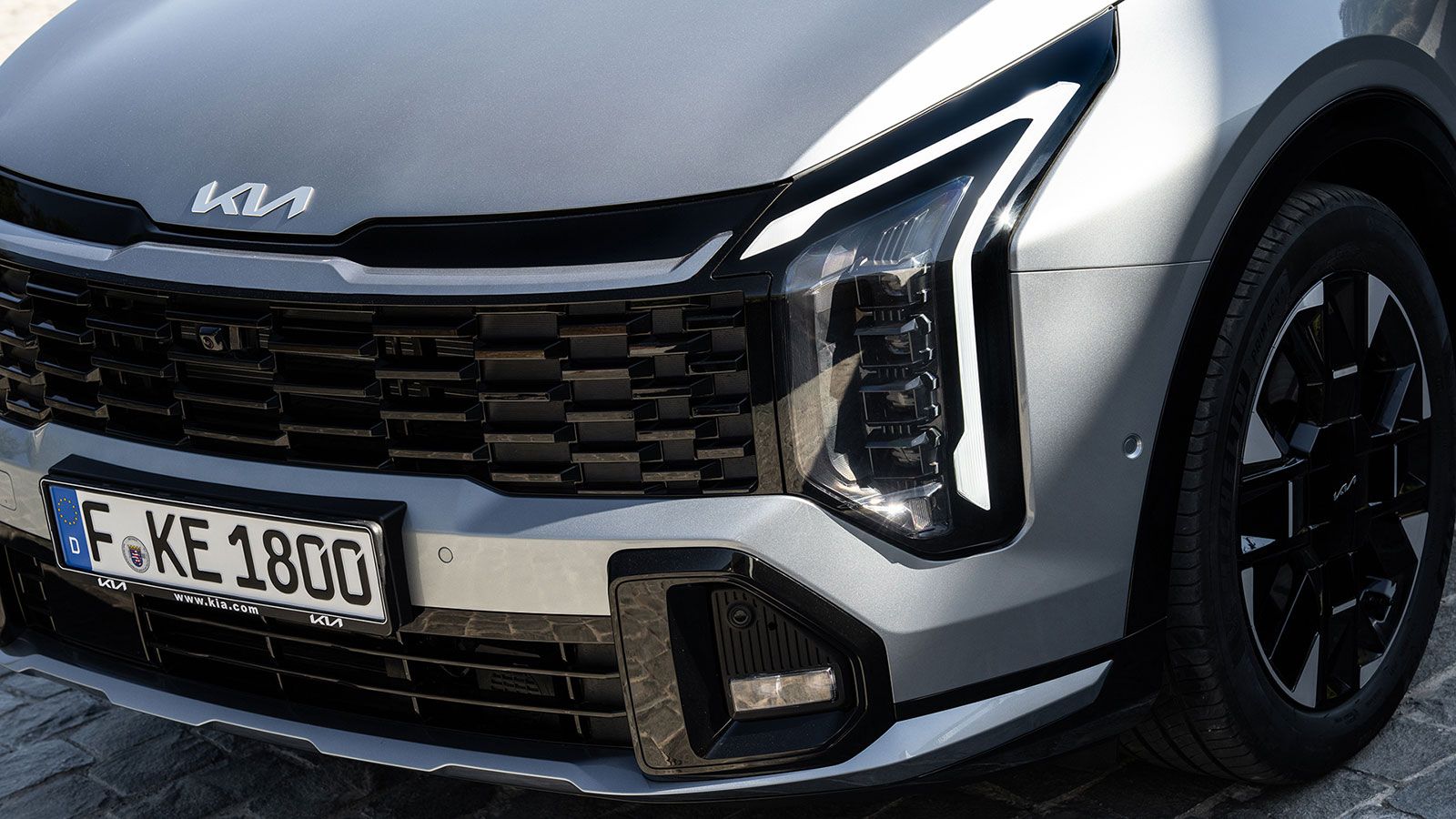 Kia Sportage εικόνα με τα φώτα εμπρός

