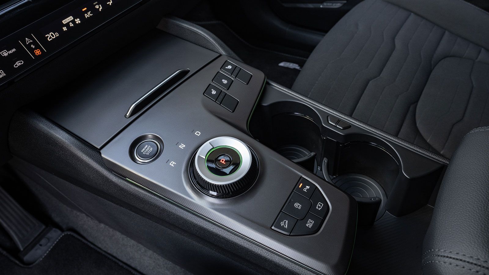 Στην έκδοση Titanium το αυτόματο diesel Kia Sportage έχει επιλογέα με περιστροφικό διακόπτη για τις αλλαγές των 7 σχέσεων του DCT διπλοσύμπλεκτου κιβω