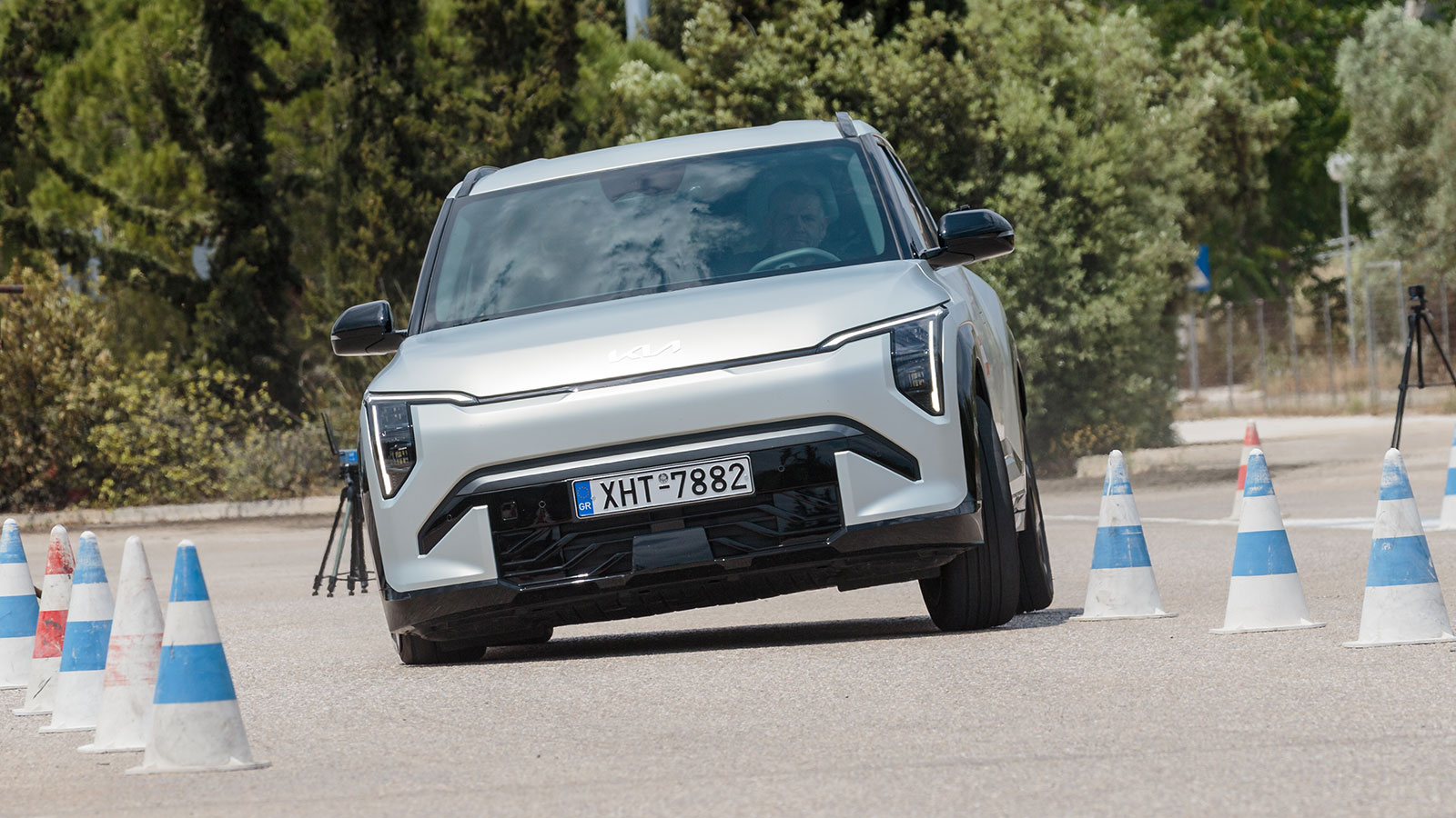 Οι 19ιντσών ζάντες, τα αυτορυθμιζόμενα αμορτισέρ και τα φαρδιά μετατρόχια του Kia EV3 διαμορφώνουν ένα ικανό και κυρίως ασφαλές σύνολο. 