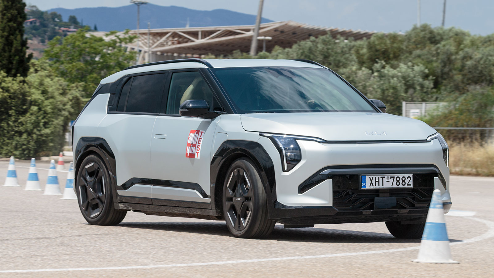 Πολύ σταθερό και ακριβές παρά την μέτρια αίσθηση του τιμονιού του ήταν το Kia EV3 έως την ταχύτητα των 73,5 χλμ./ώρα στο elk test.