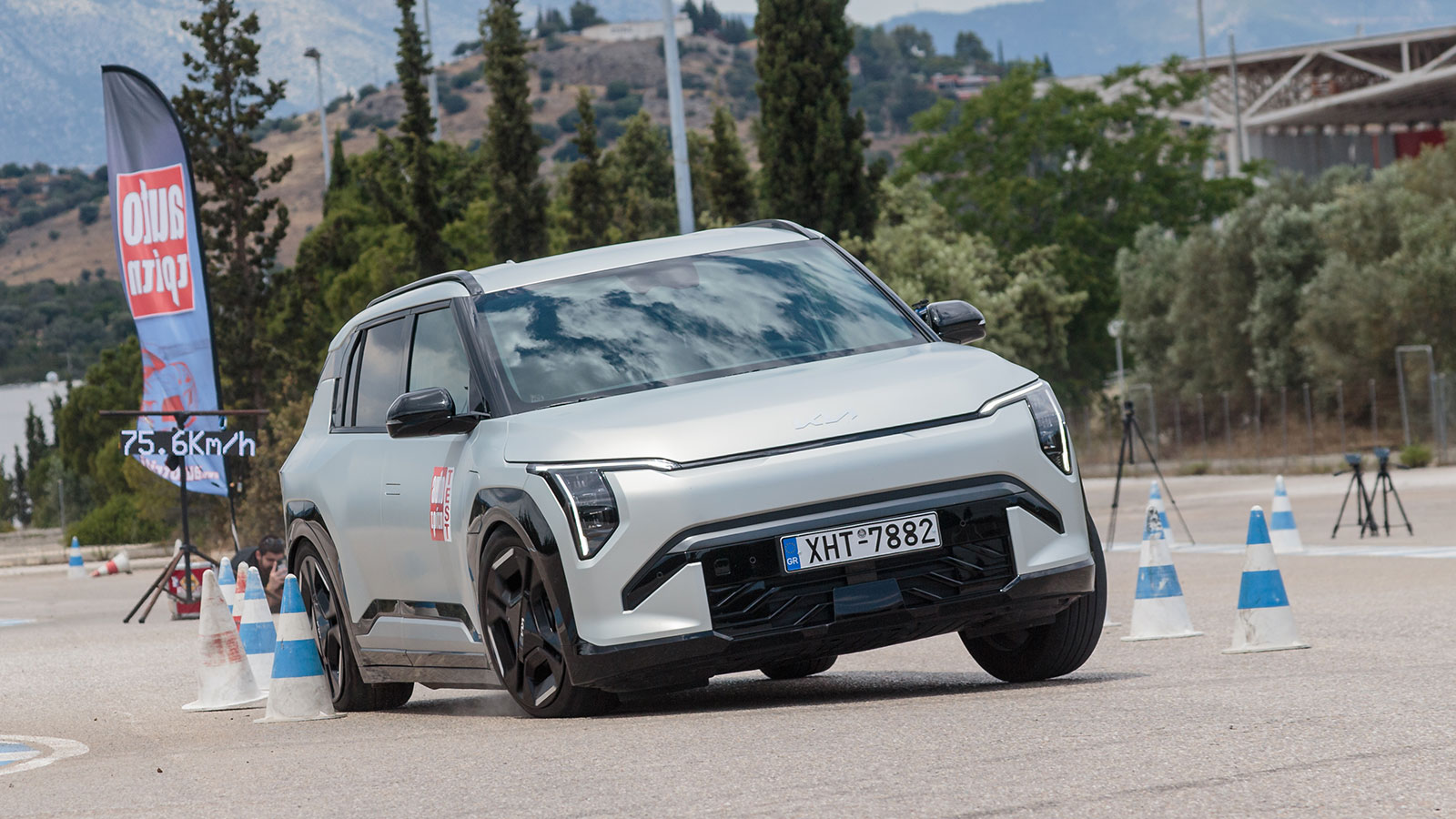 Τα όρια της πρόσφυσης ξεπεράστηκαν πάνω από τα 74 χλμ./ώρα, με το Kia EV3 να είναι ωστόσο το ίδιο προβλέψιμο στις αντιδράσεις του όπως και στις χαμηλό