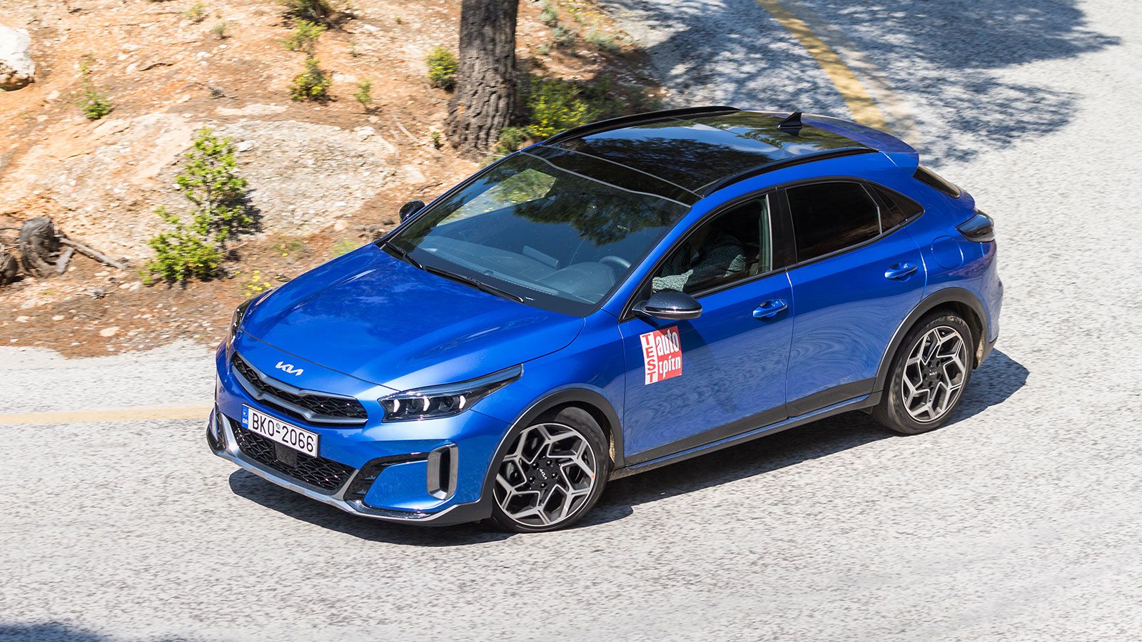 Φωτογραφία του Kia XCeed σε μπροστινή στροφή