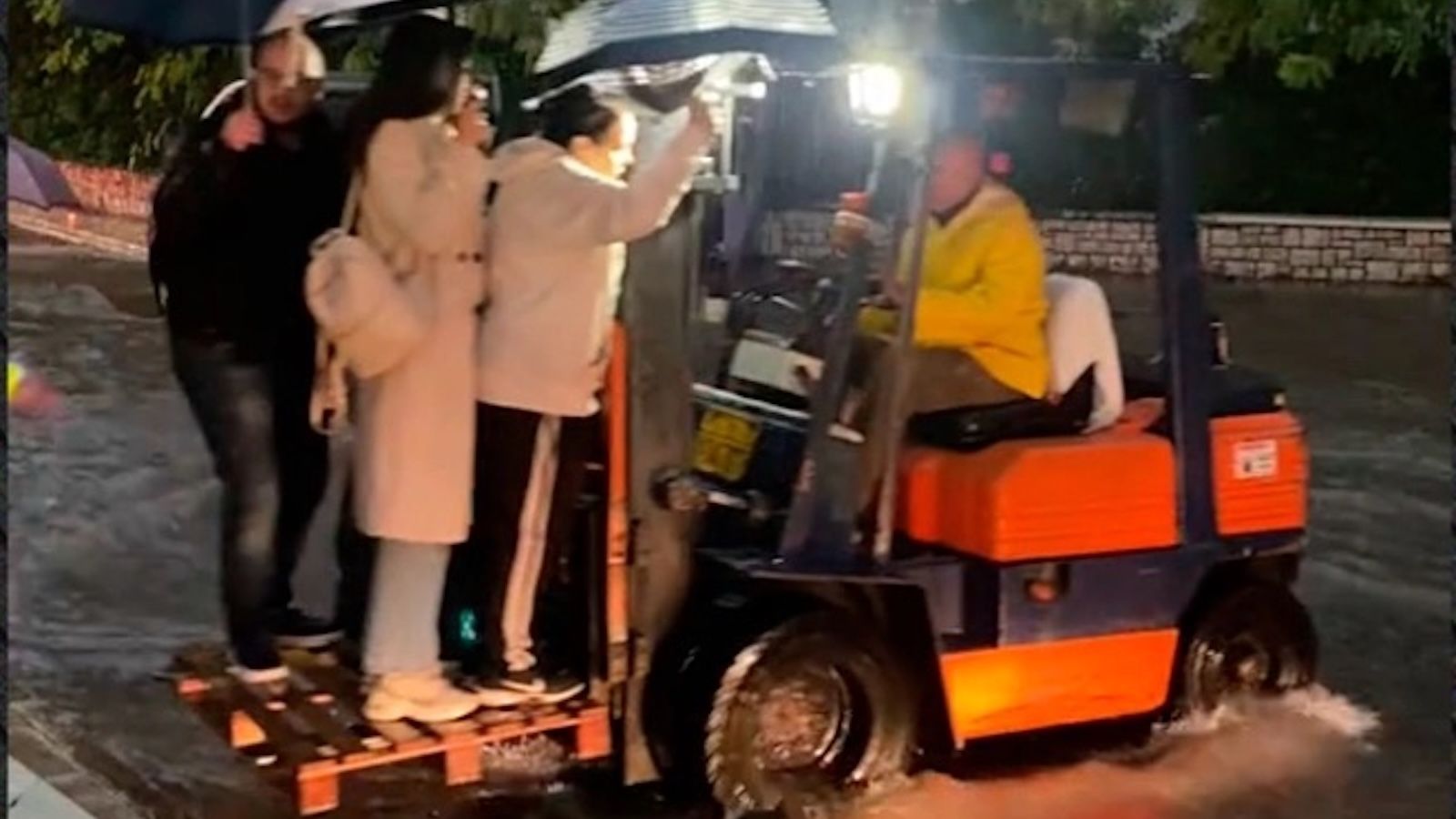 Ο Δήμος Μοσχάτου επιστράτευσε pickup οχήμα και κλάρκ για να μεταφέρει πολίτες.